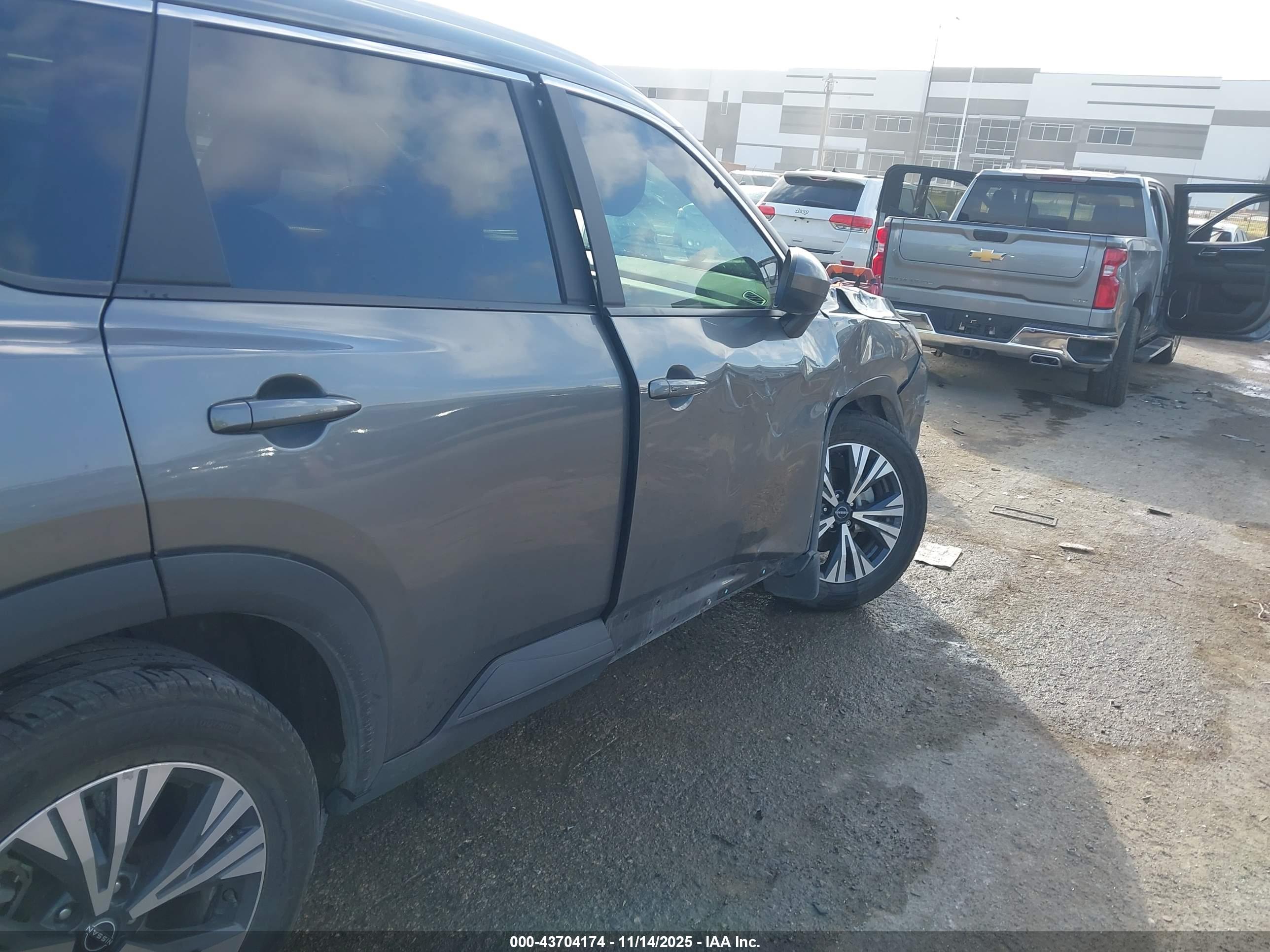 NISSAN ROGUE image 6