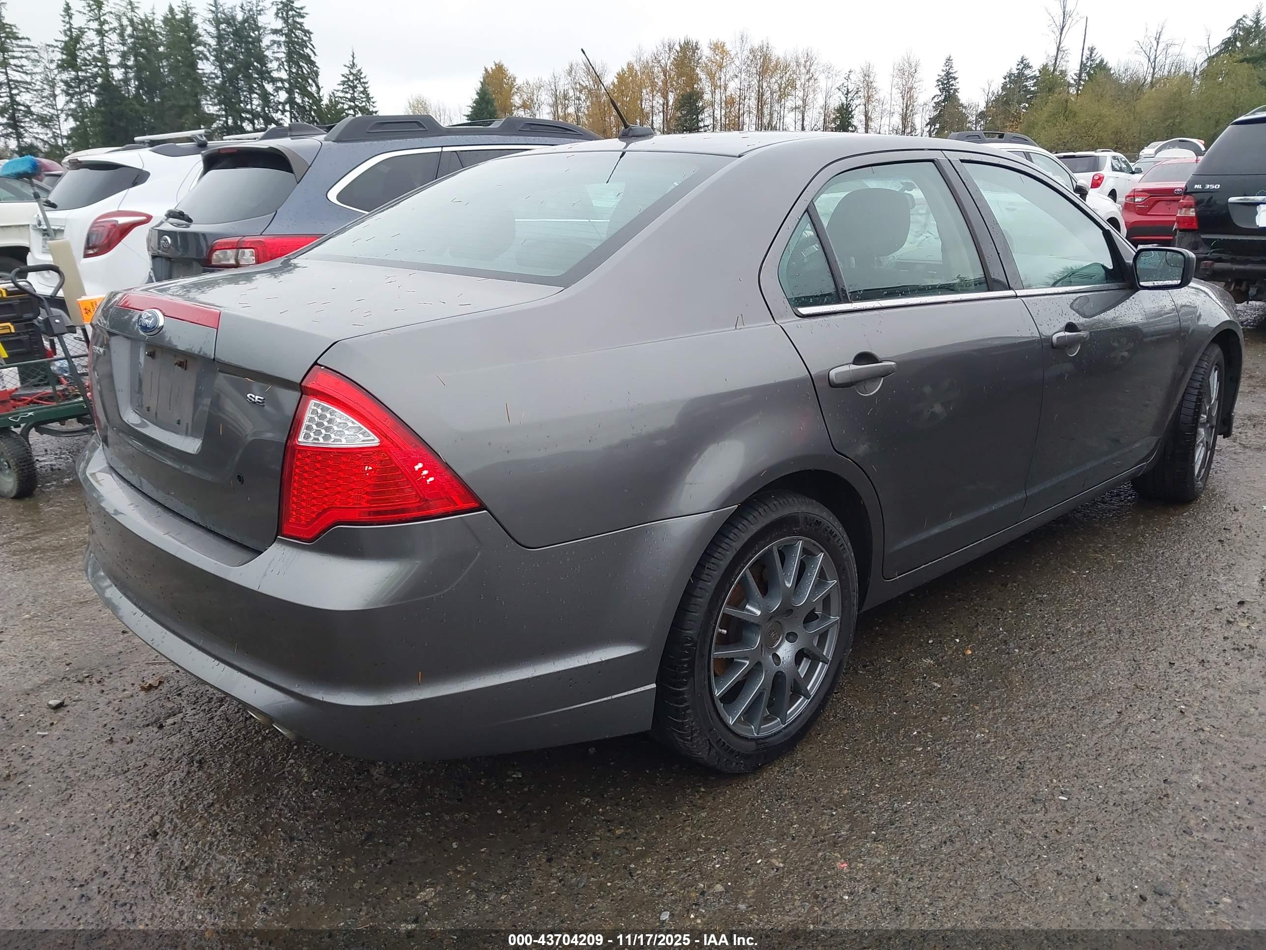FORD FUSION image 4