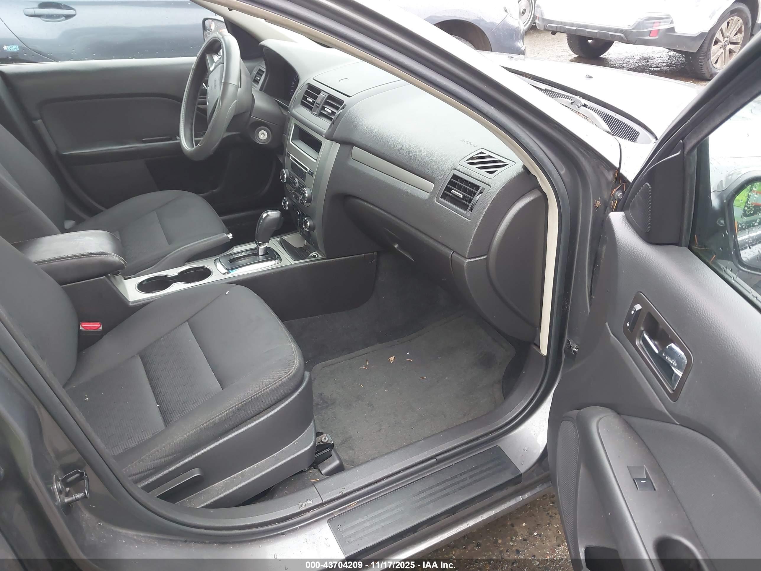 FORD FUSION image 5