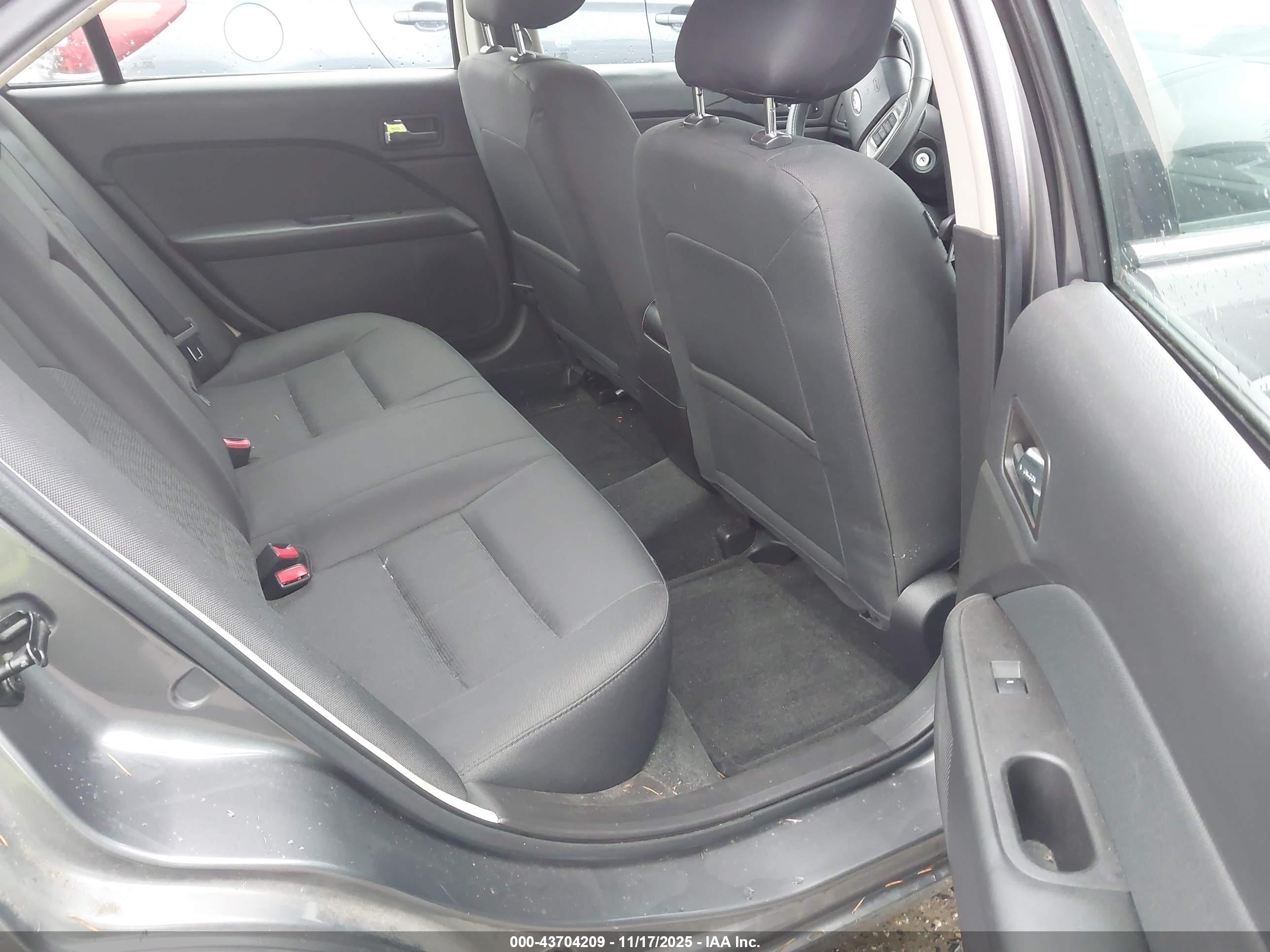 FORD FUSION image 8