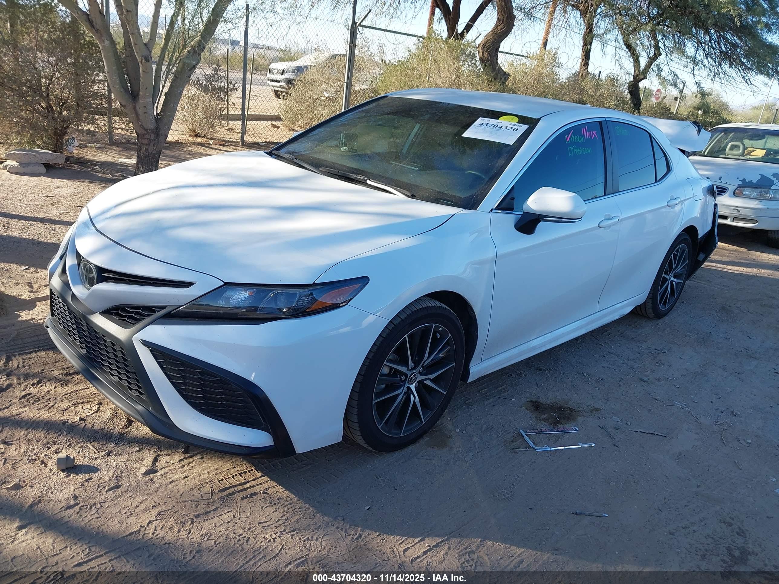 TOYOTA CAMRY image 2