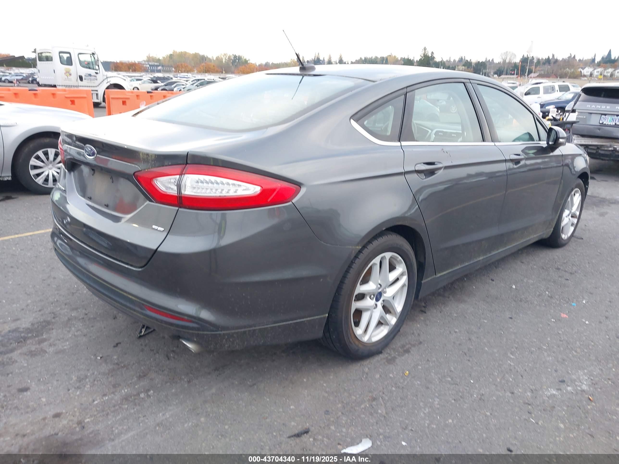 FORD FUSION image 4