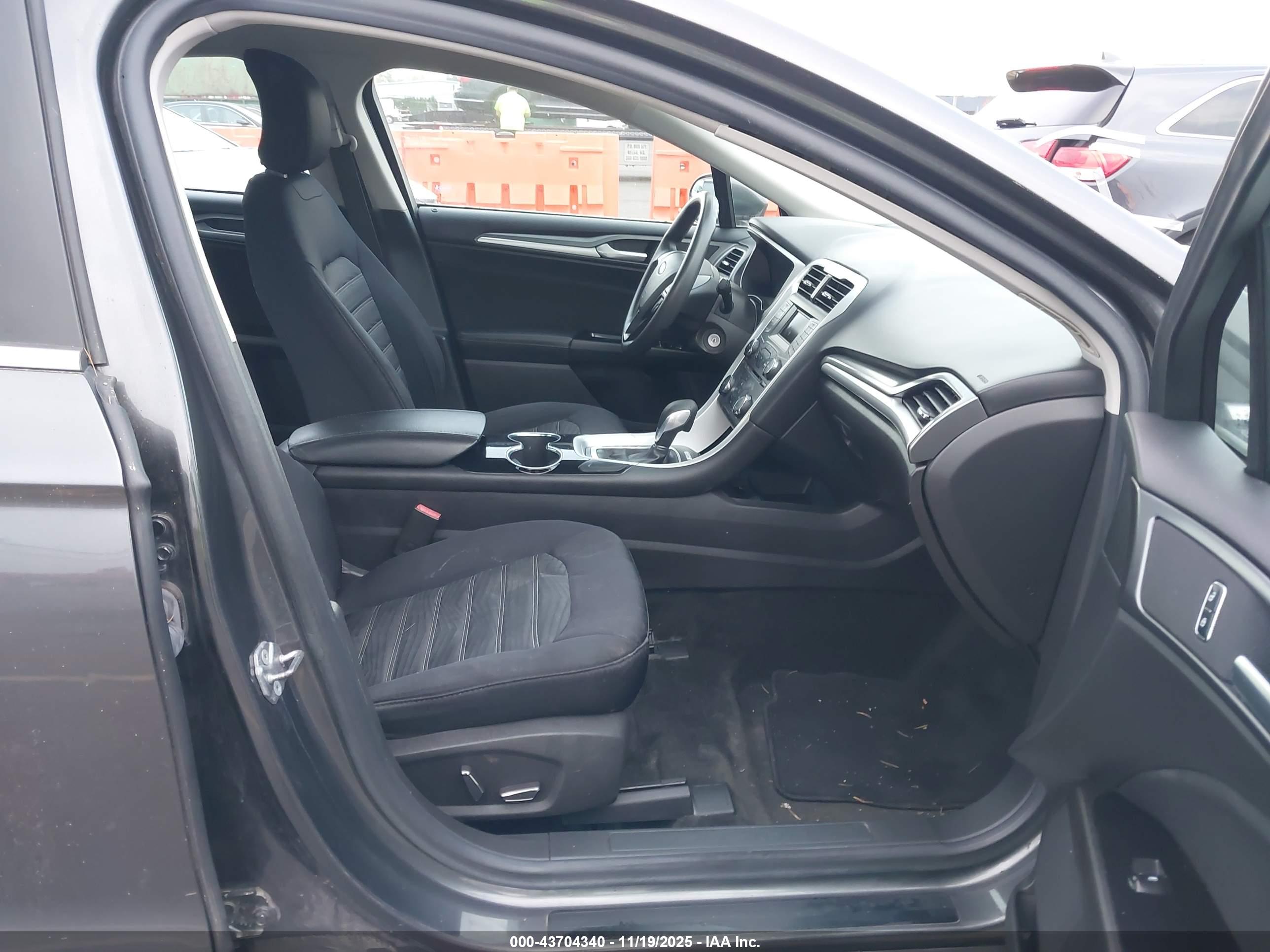 FORD FUSION image 5