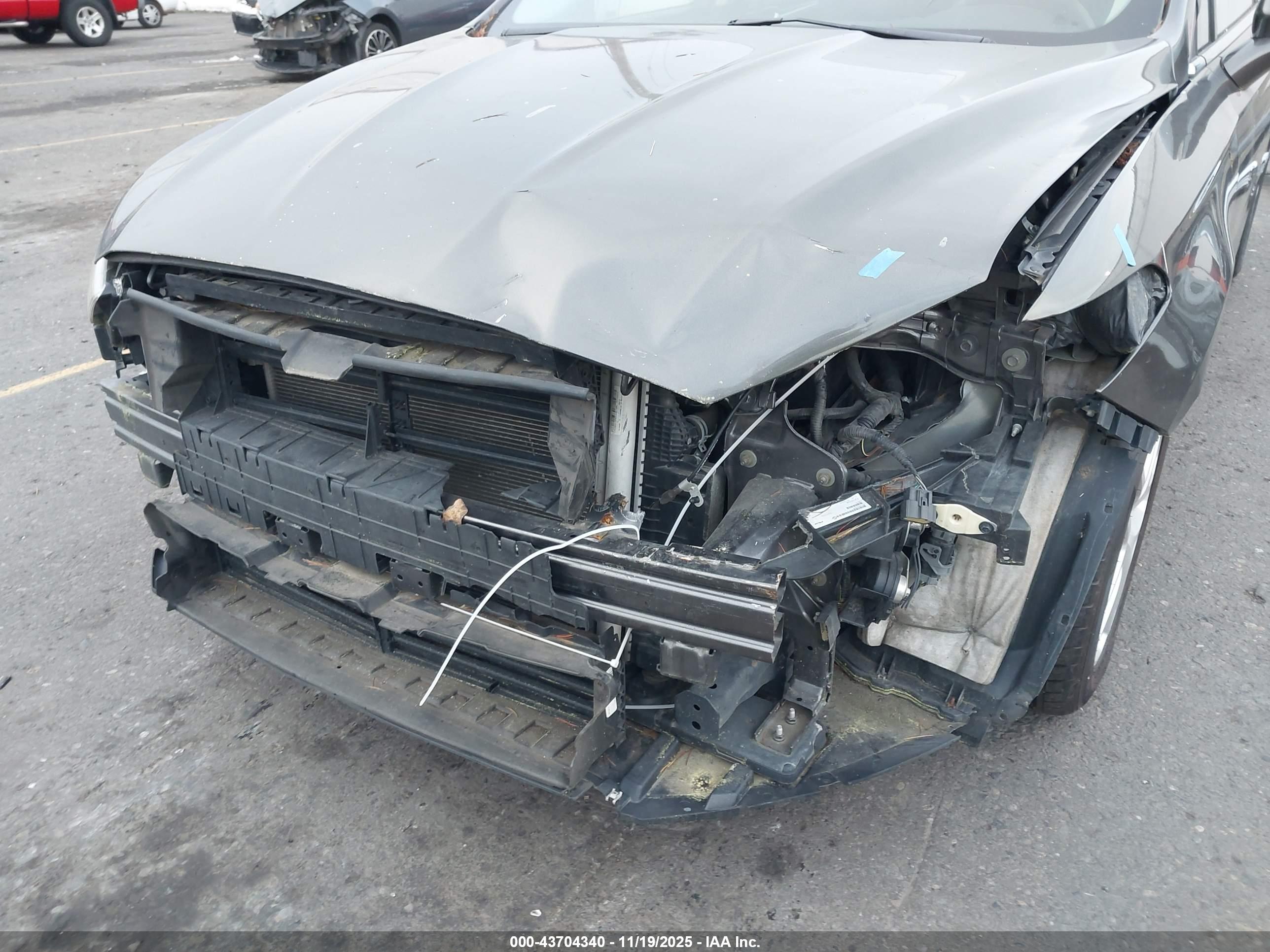 FORD FUSION image 6