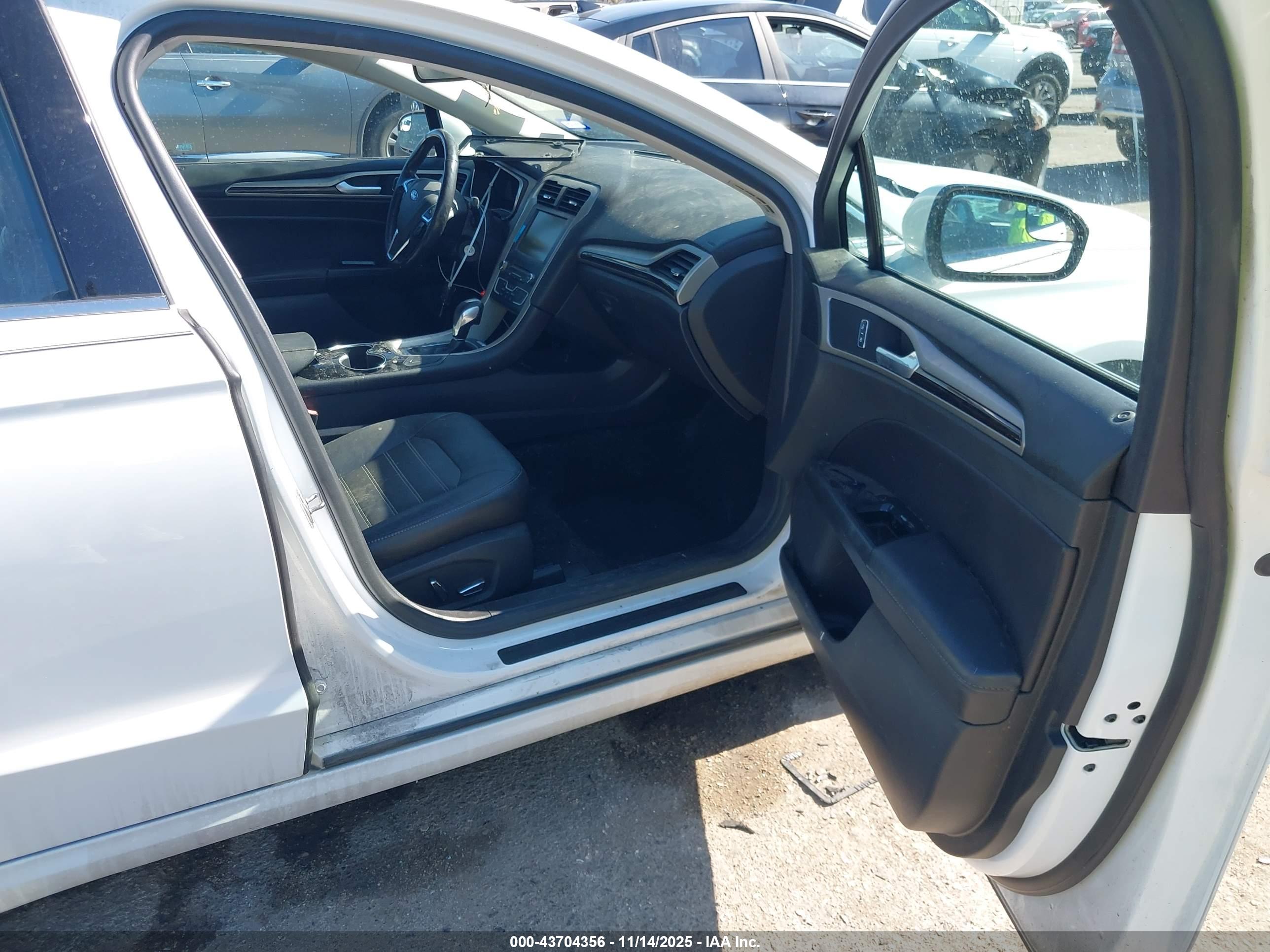 FORD FUSION image 5