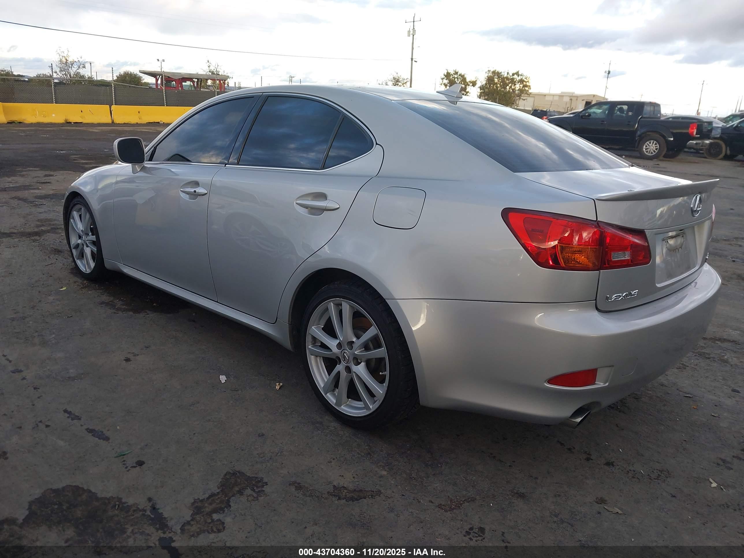 LEXUS IS image 3