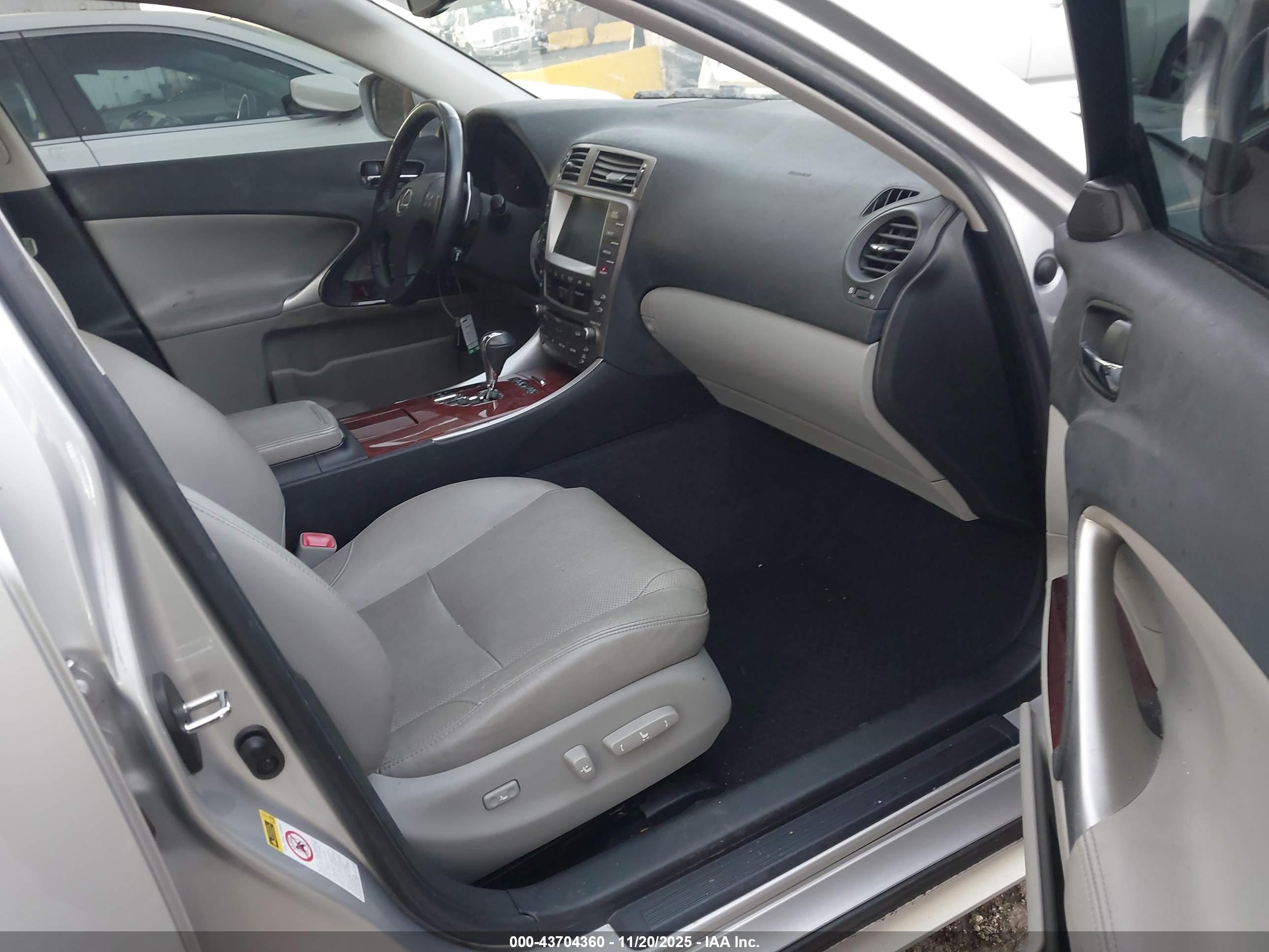 LEXUS IS image 5