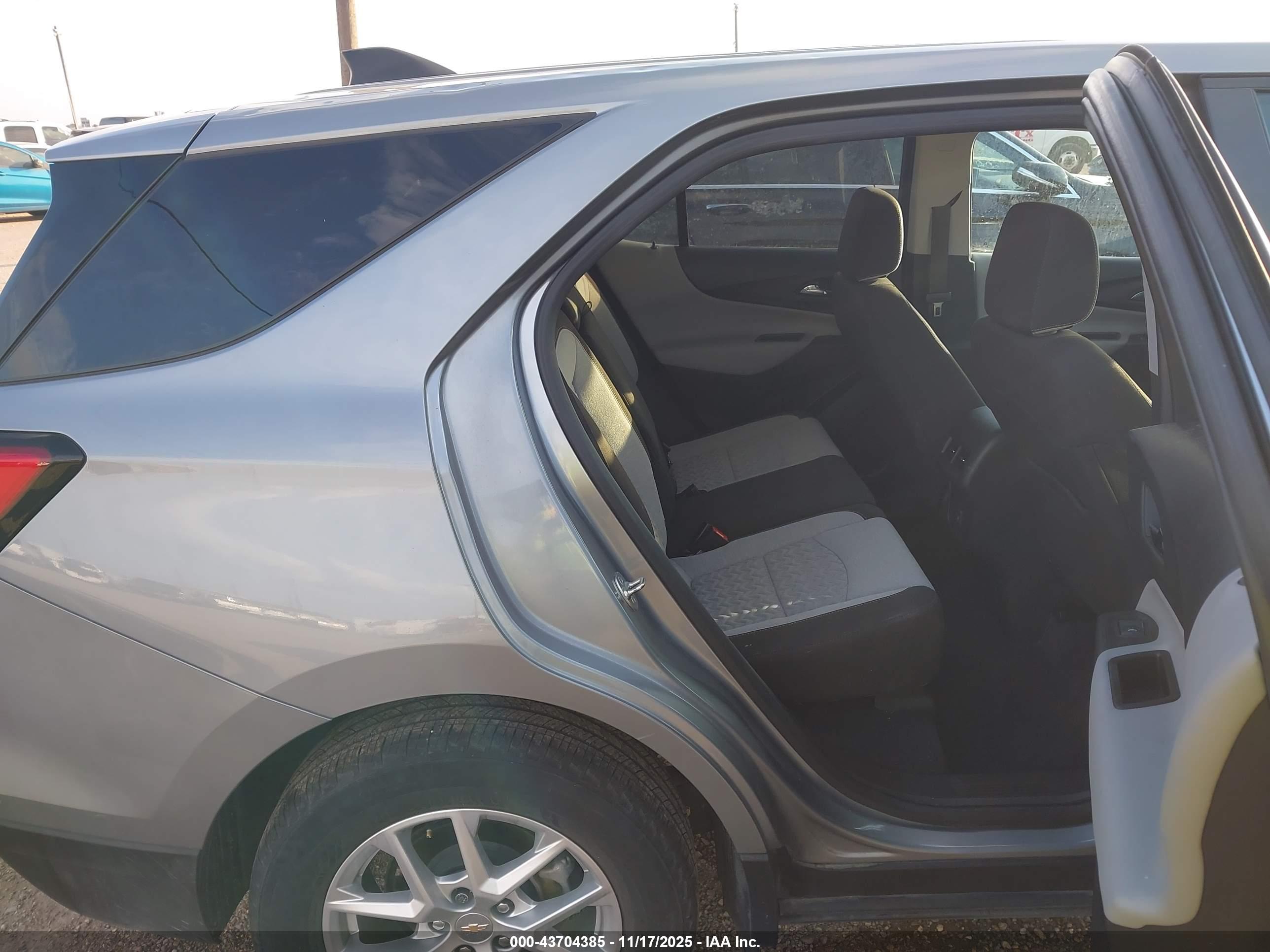 CHEVROLET EQUINOX image 8