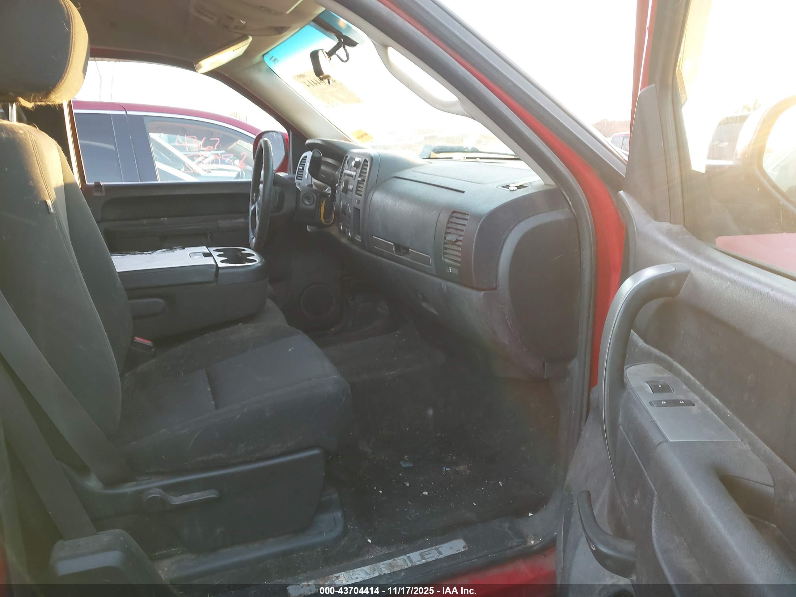 CHEVROLET SILVERADO image 5