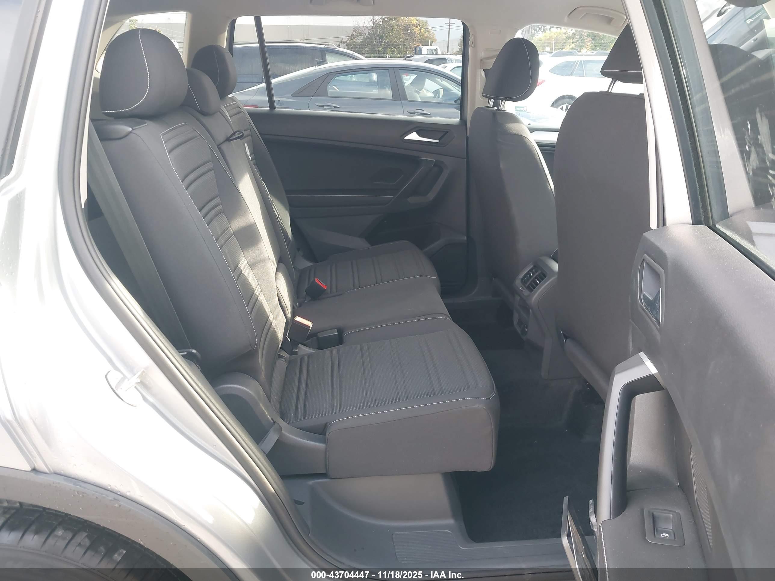VOLKSWAGEN TIGUAN image 8