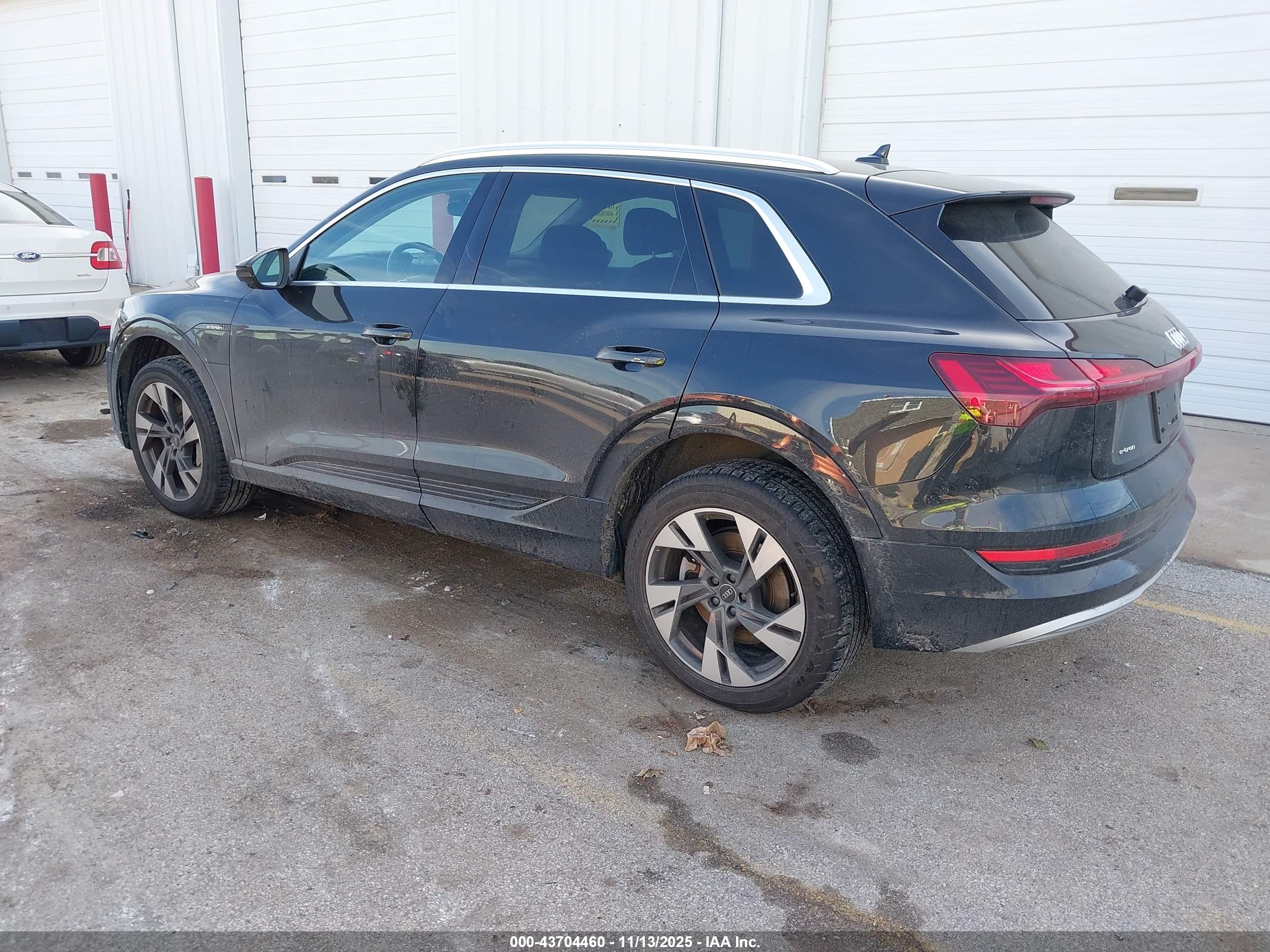 AUDI E-TRON image 3
