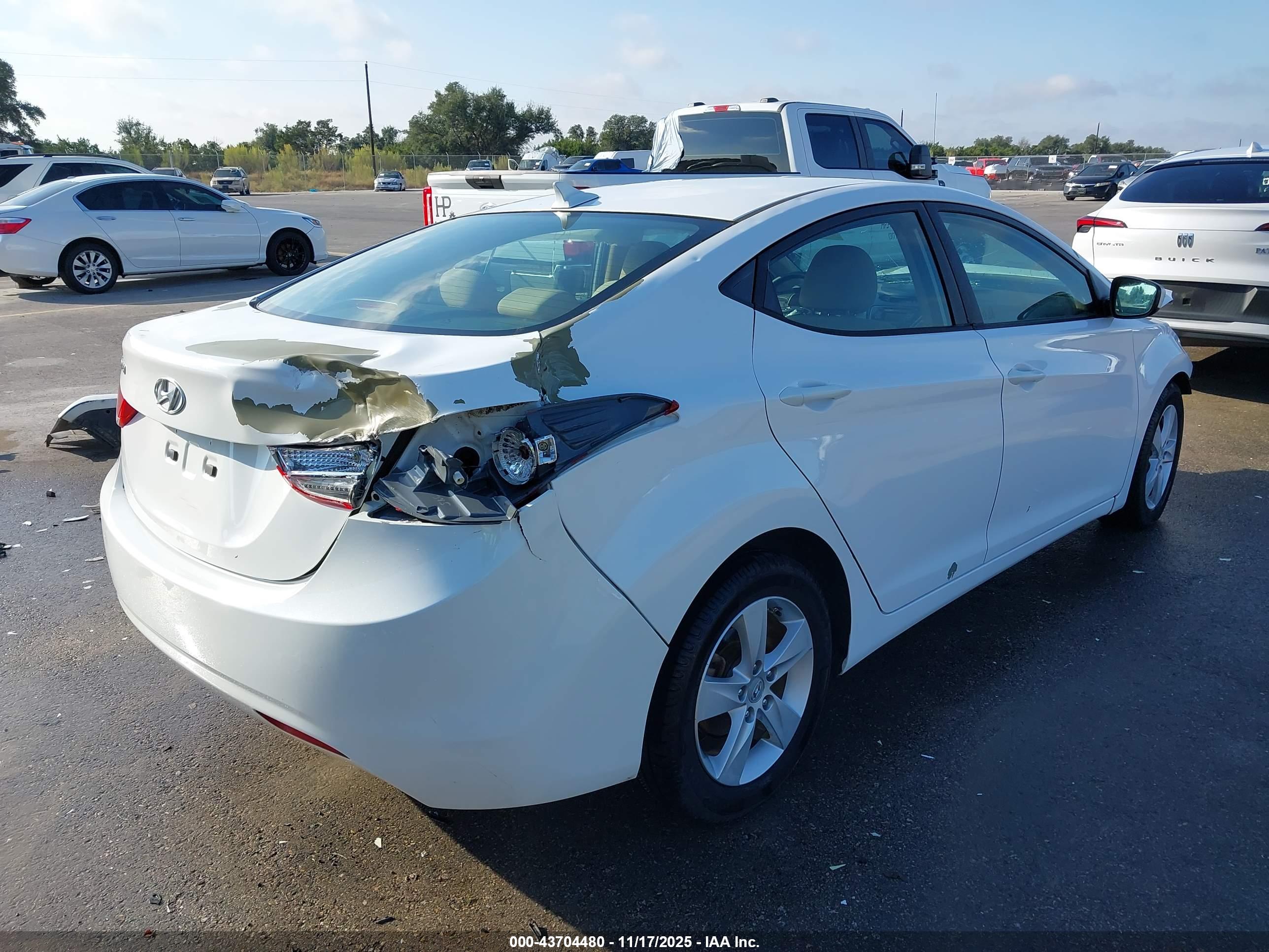 HYUNDAI ELANTRA image 4