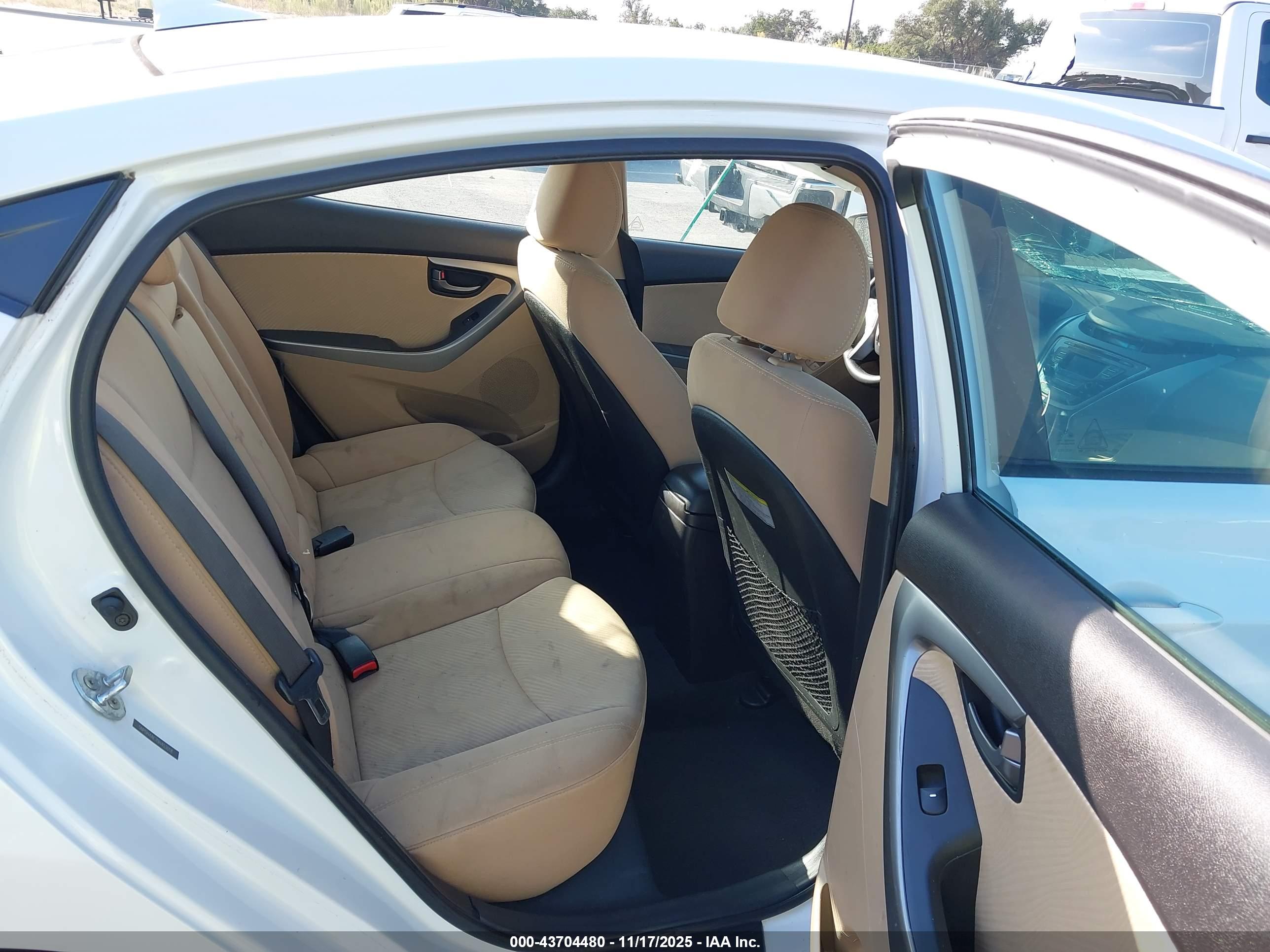 HYUNDAI ELANTRA image 8