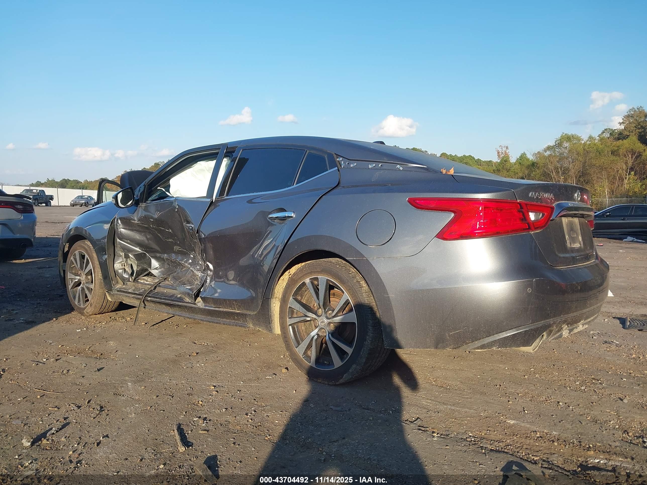 NISSAN MAXIMA image 3