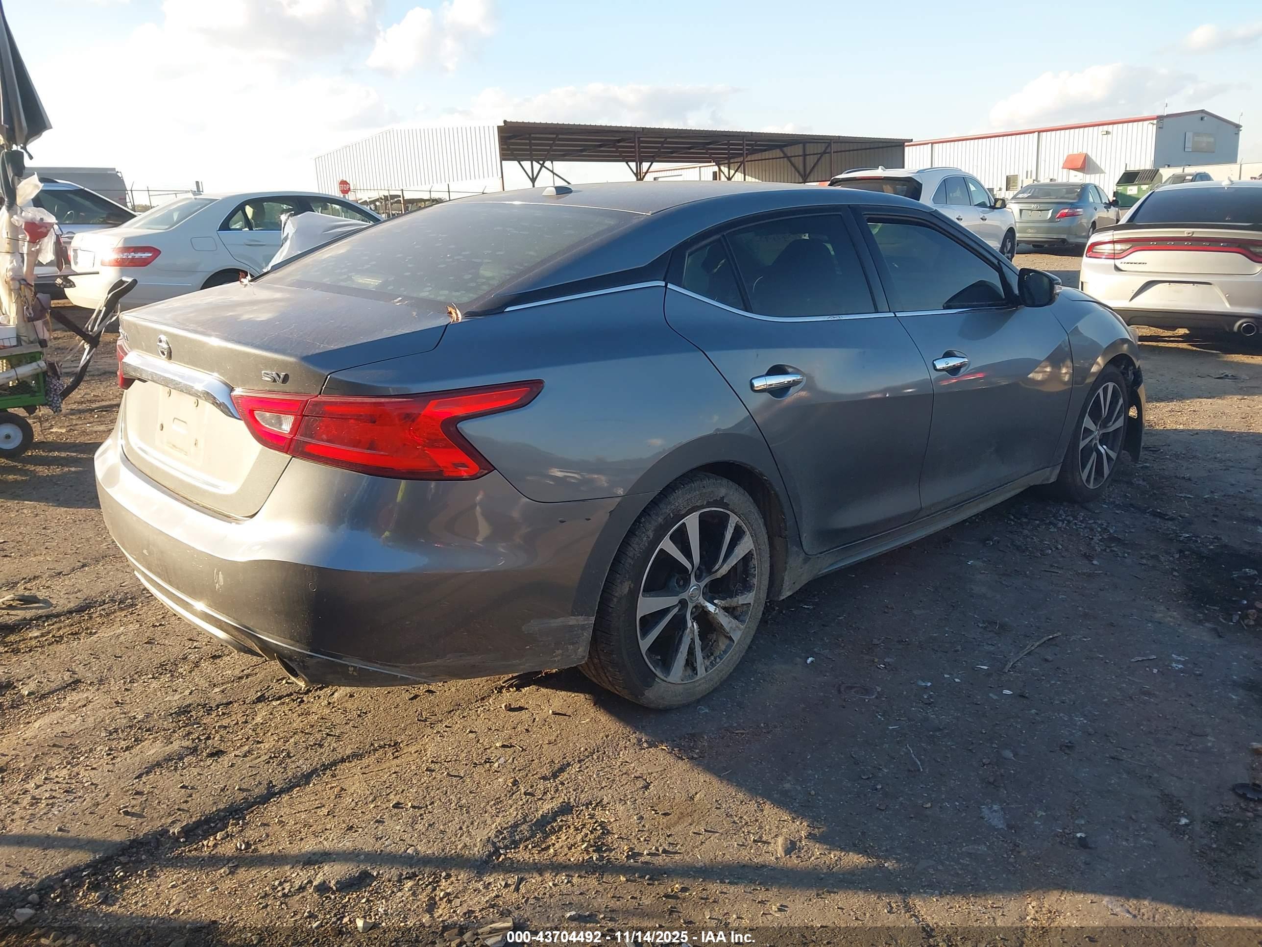 NISSAN MAXIMA image 4