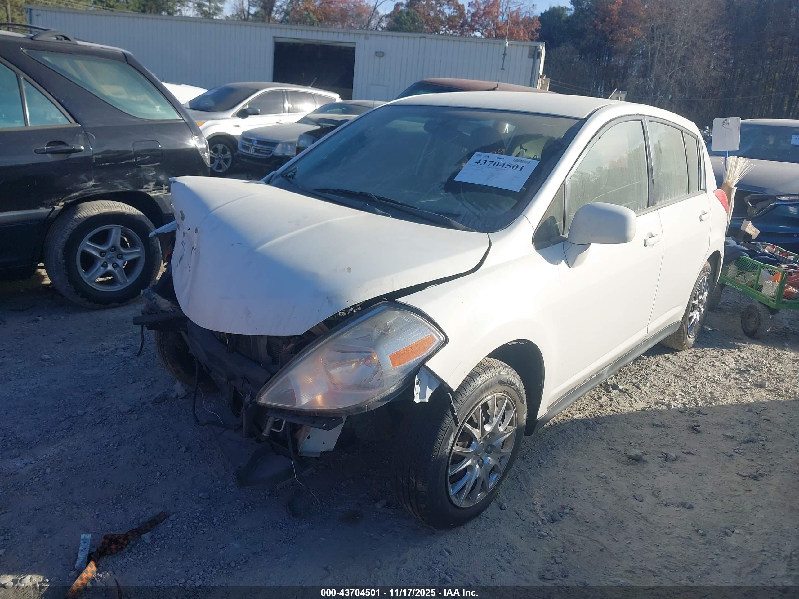 NISSAN VERSA image 2