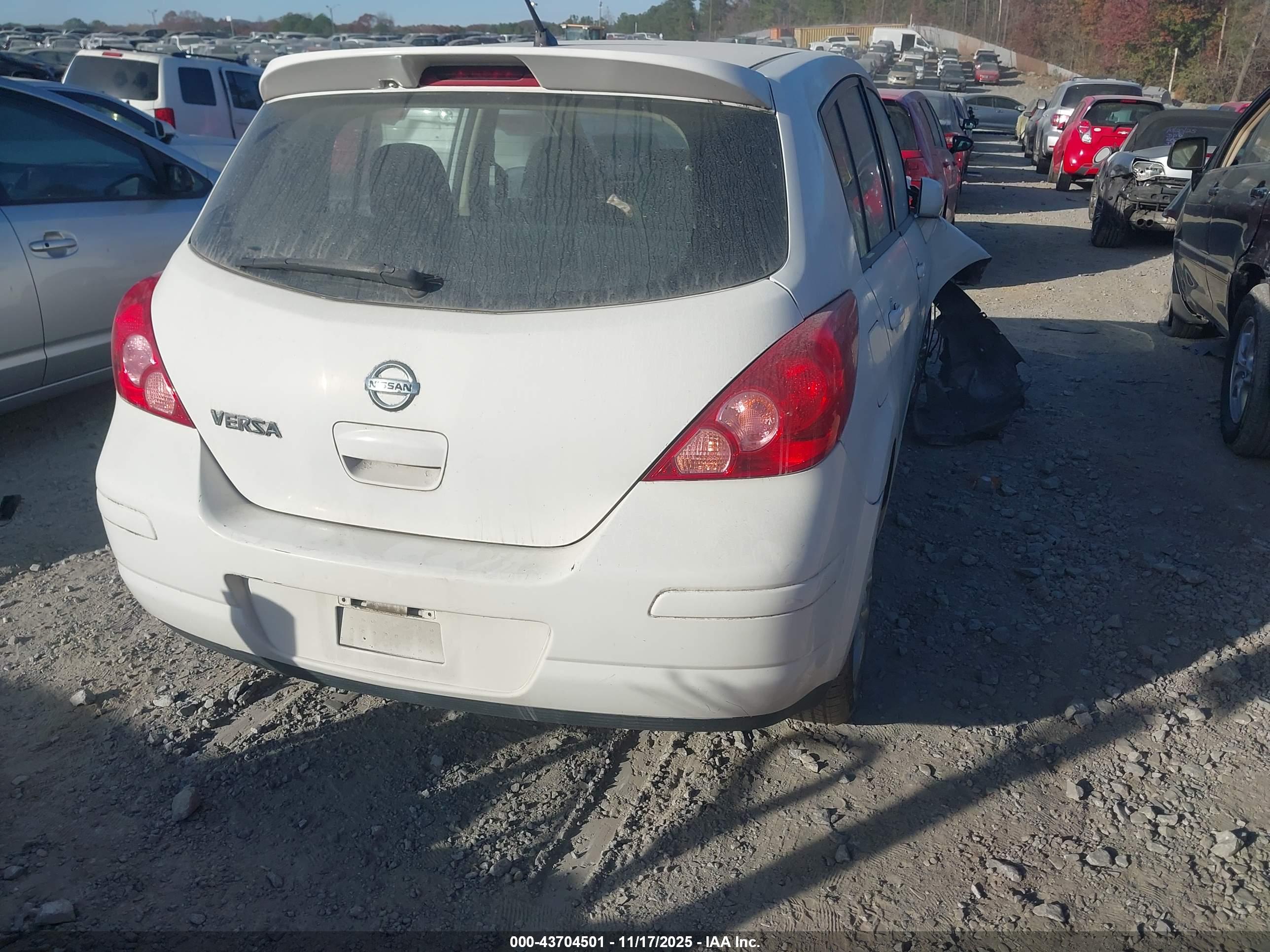 NISSAN VERSA image 4