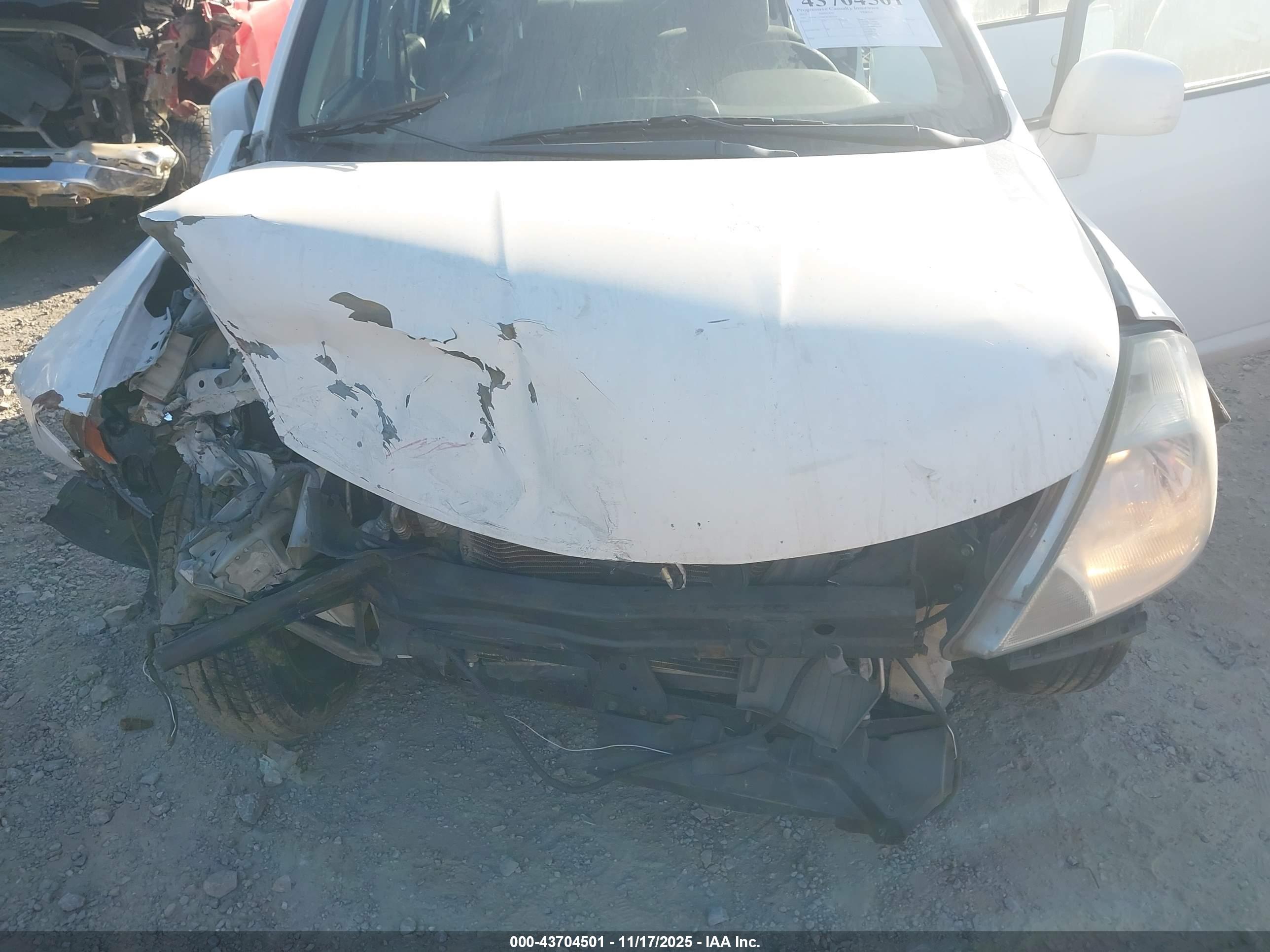 NISSAN VERSA image 6