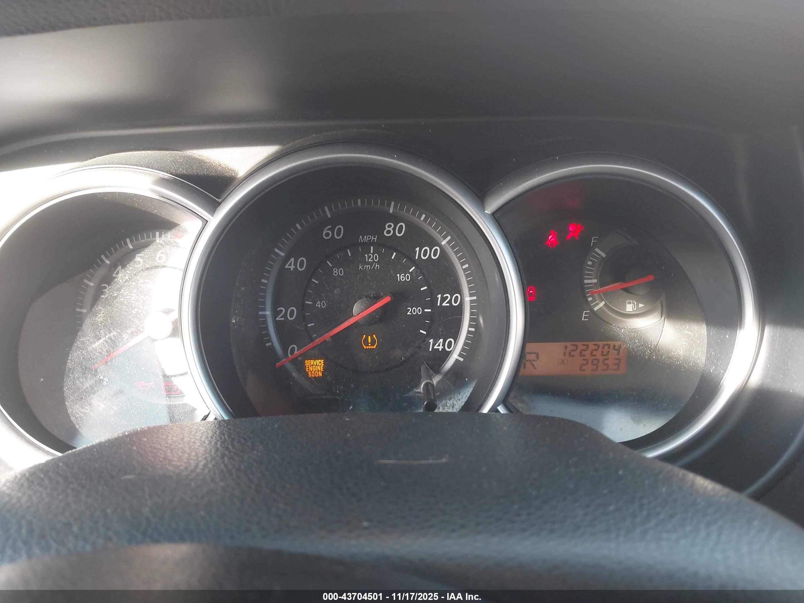 NISSAN VERSA image 7