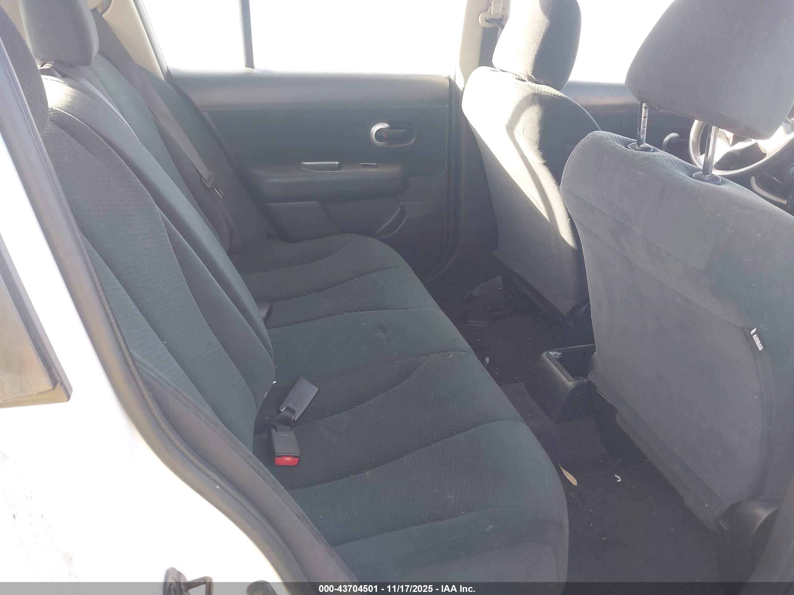 NISSAN VERSA image 8