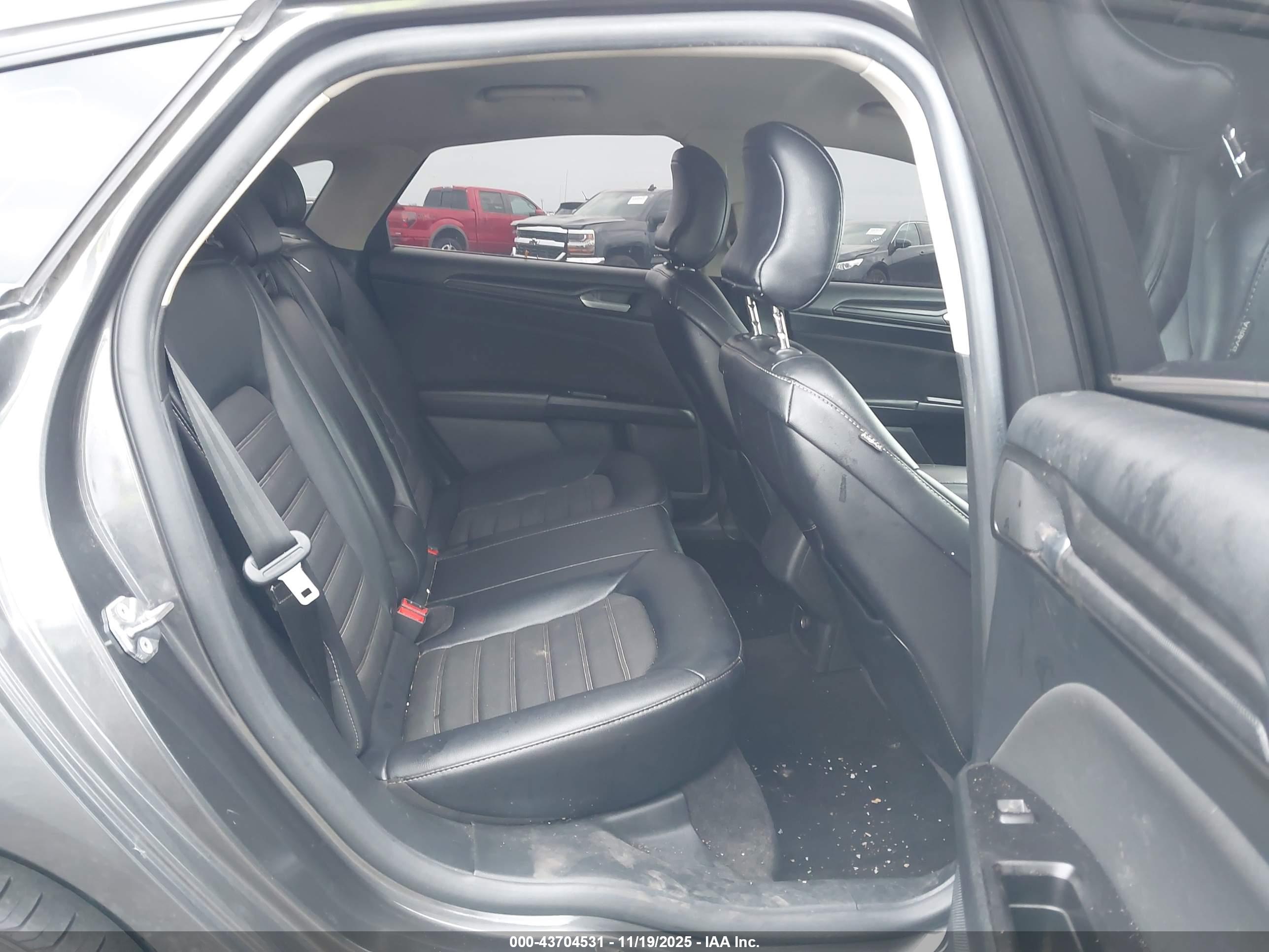 FORD FUSION image 8