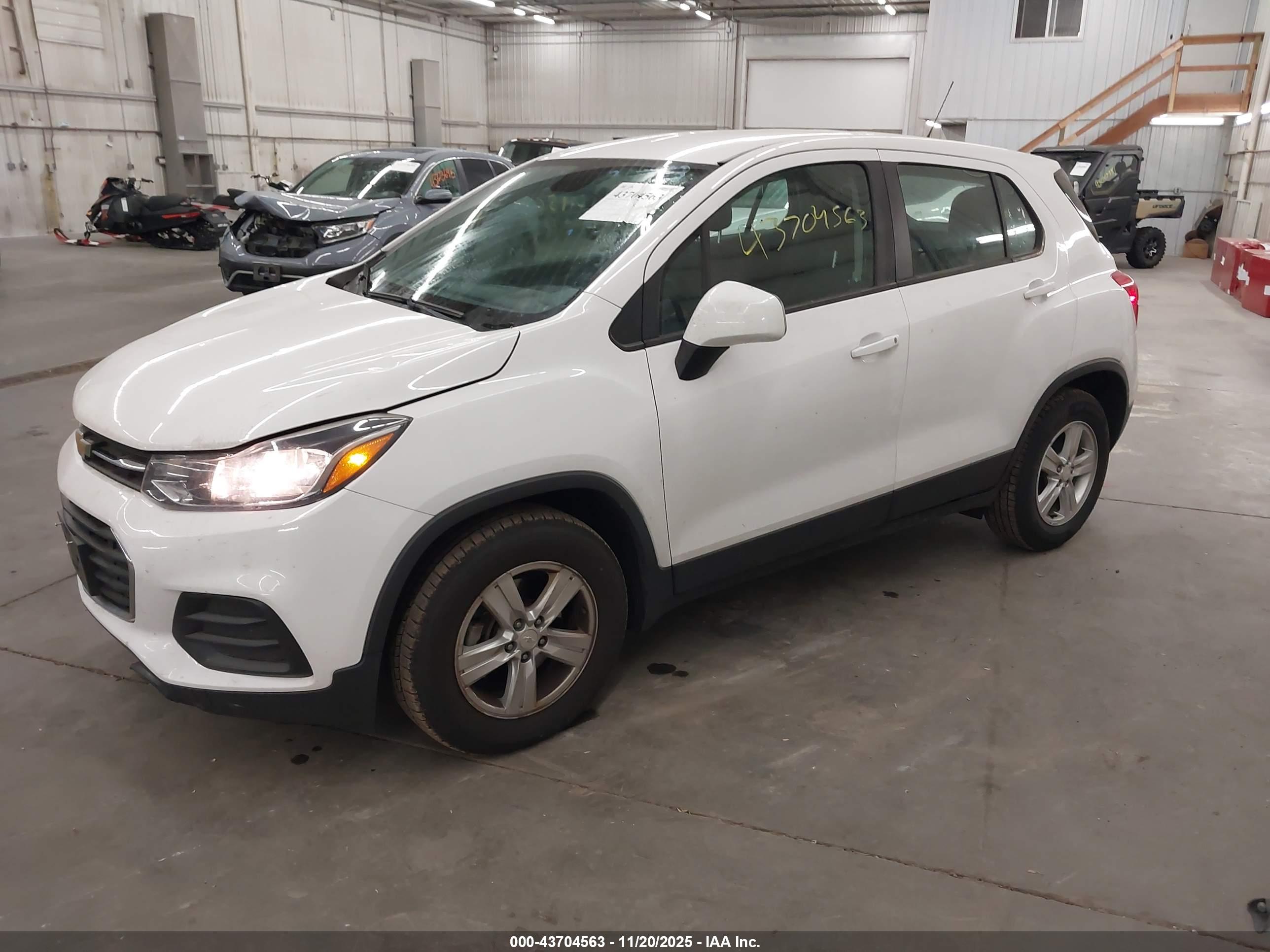 CHEVROLET TRAX image 2