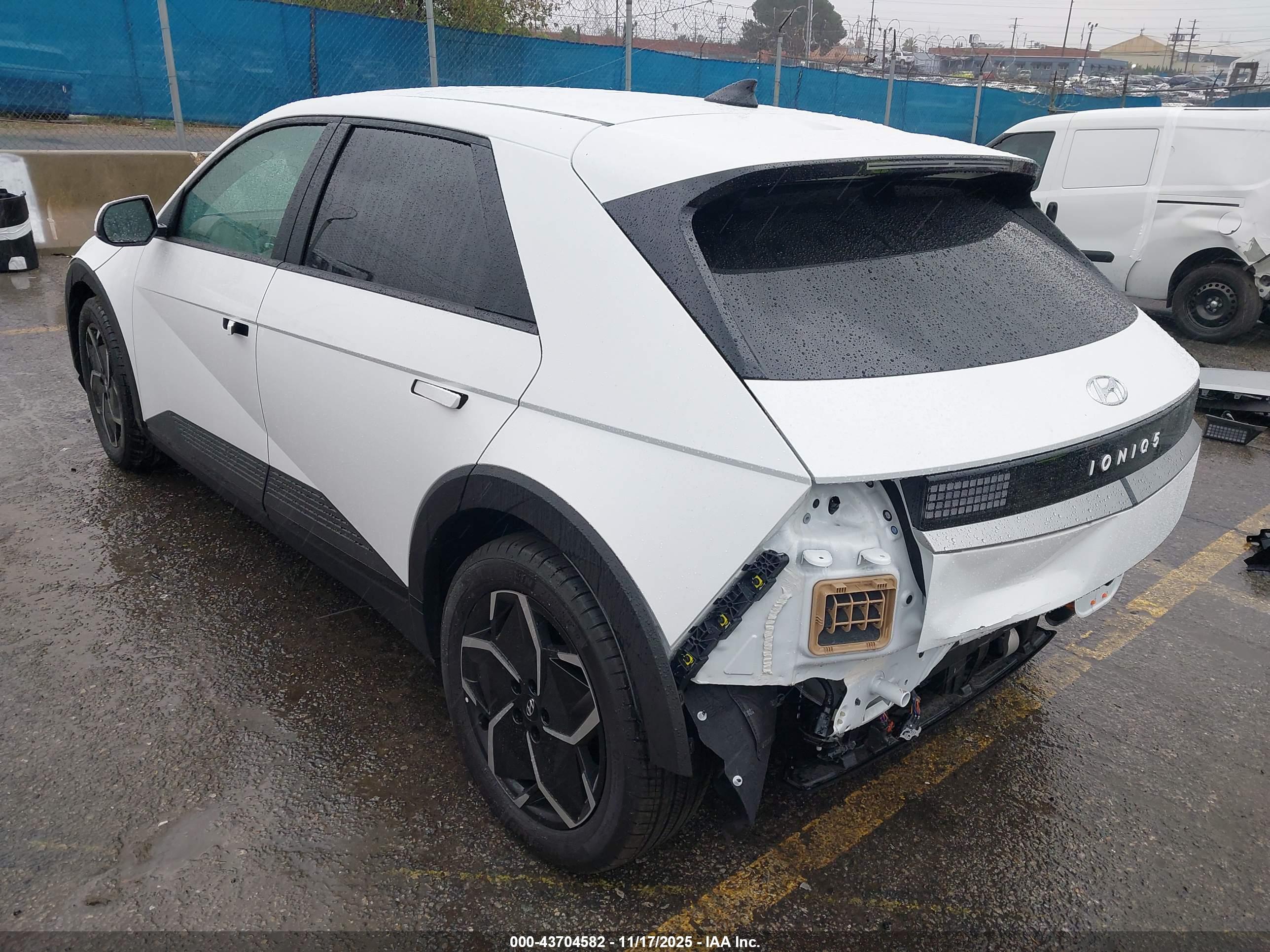 HYUNDAI IONIQ image 3