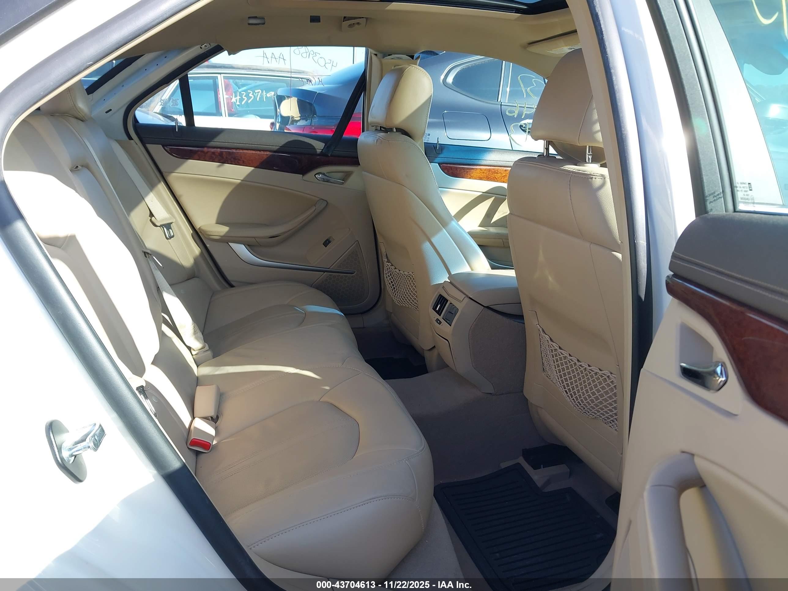 CADILLAC CTS image 8