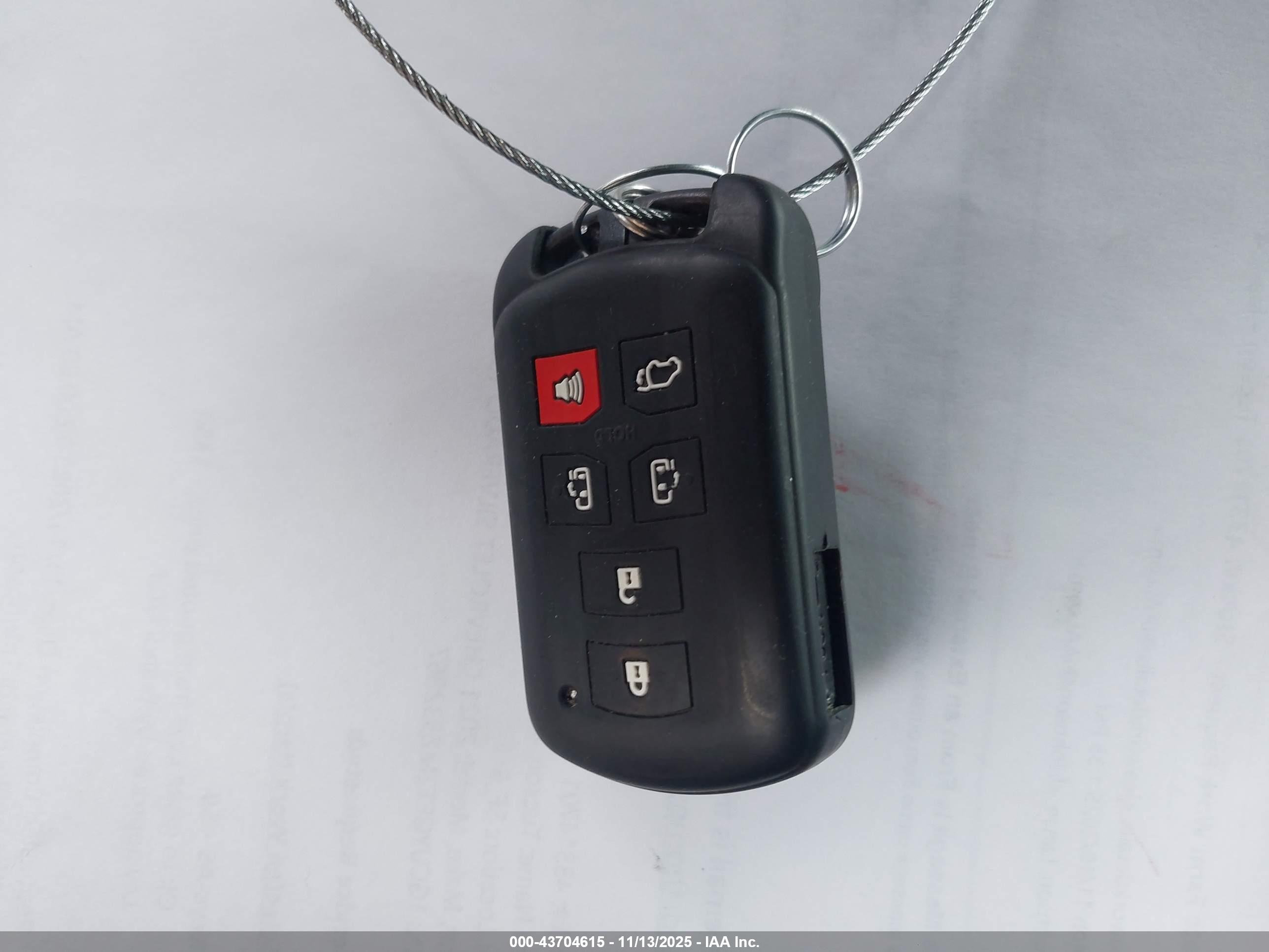 TOYOTA SIENNA image 11