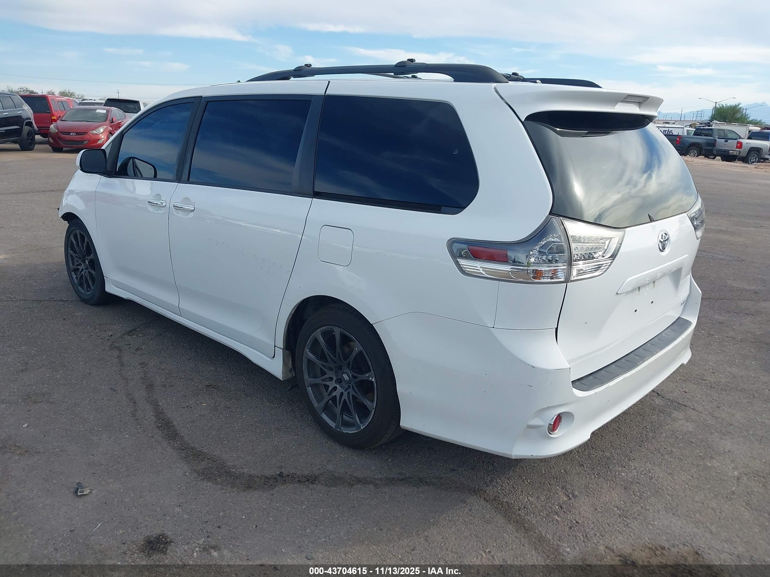 TOYOTA SIENNA image 3
