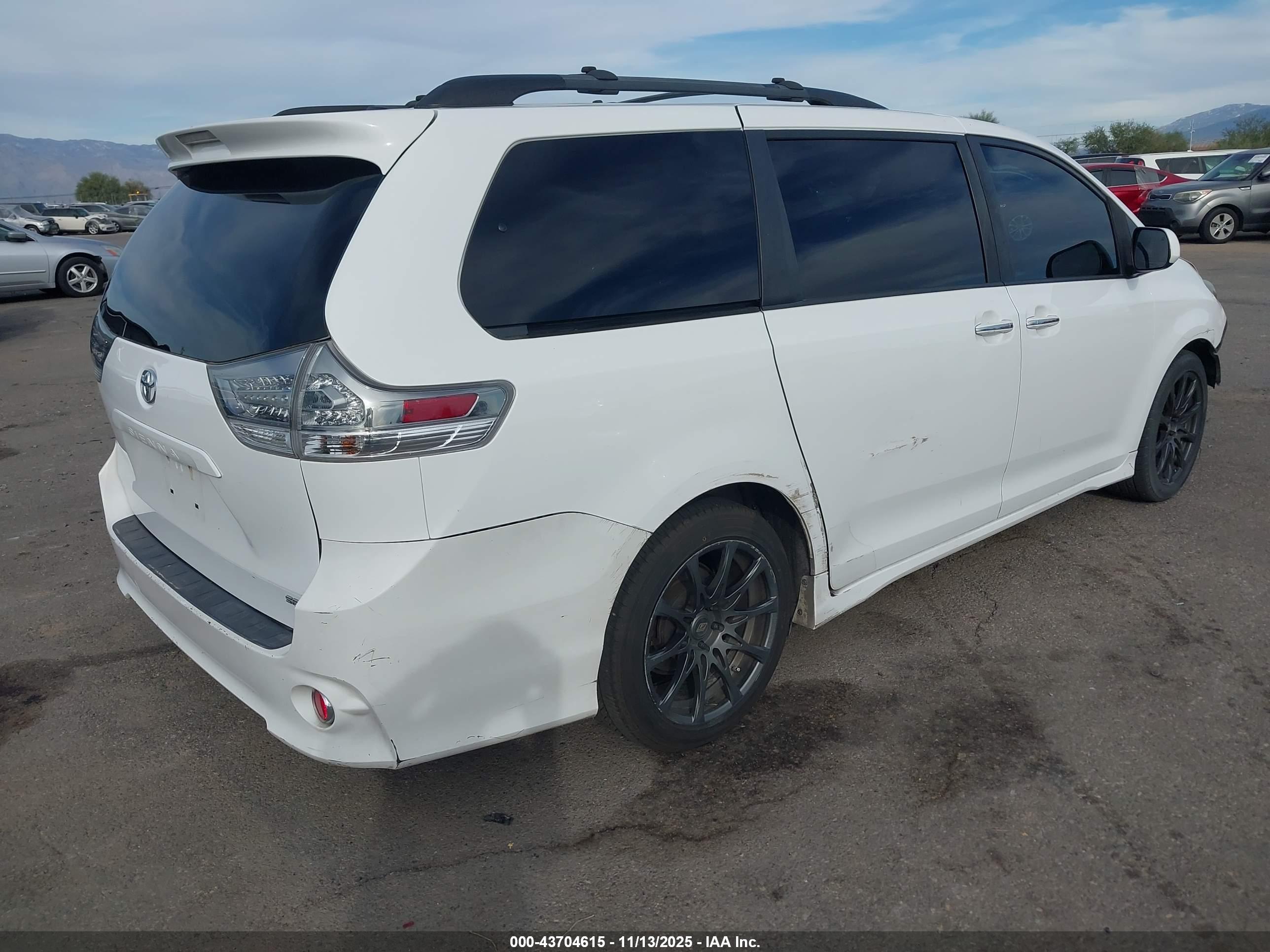 TOYOTA SIENNA image 4