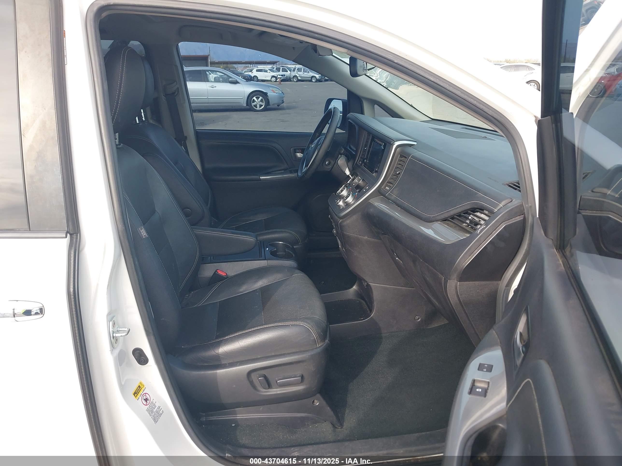 TOYOTA SIENNA image 5