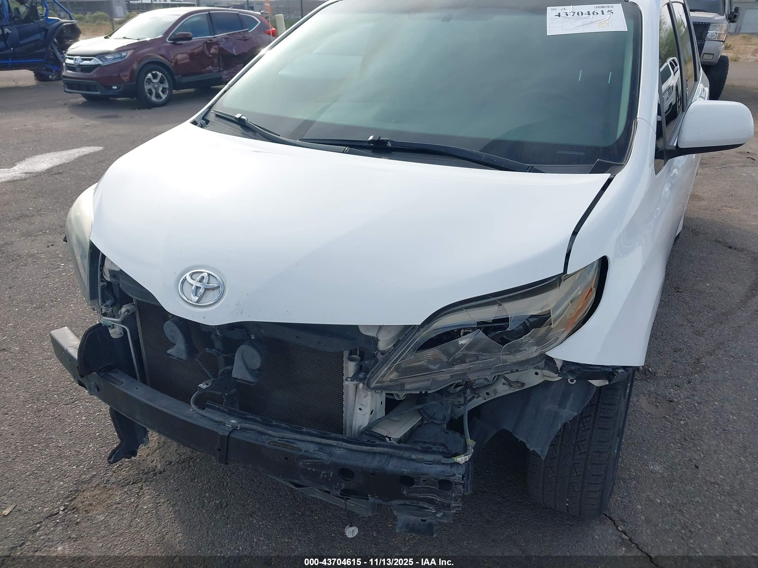 TOYOTA SIENNA image 6