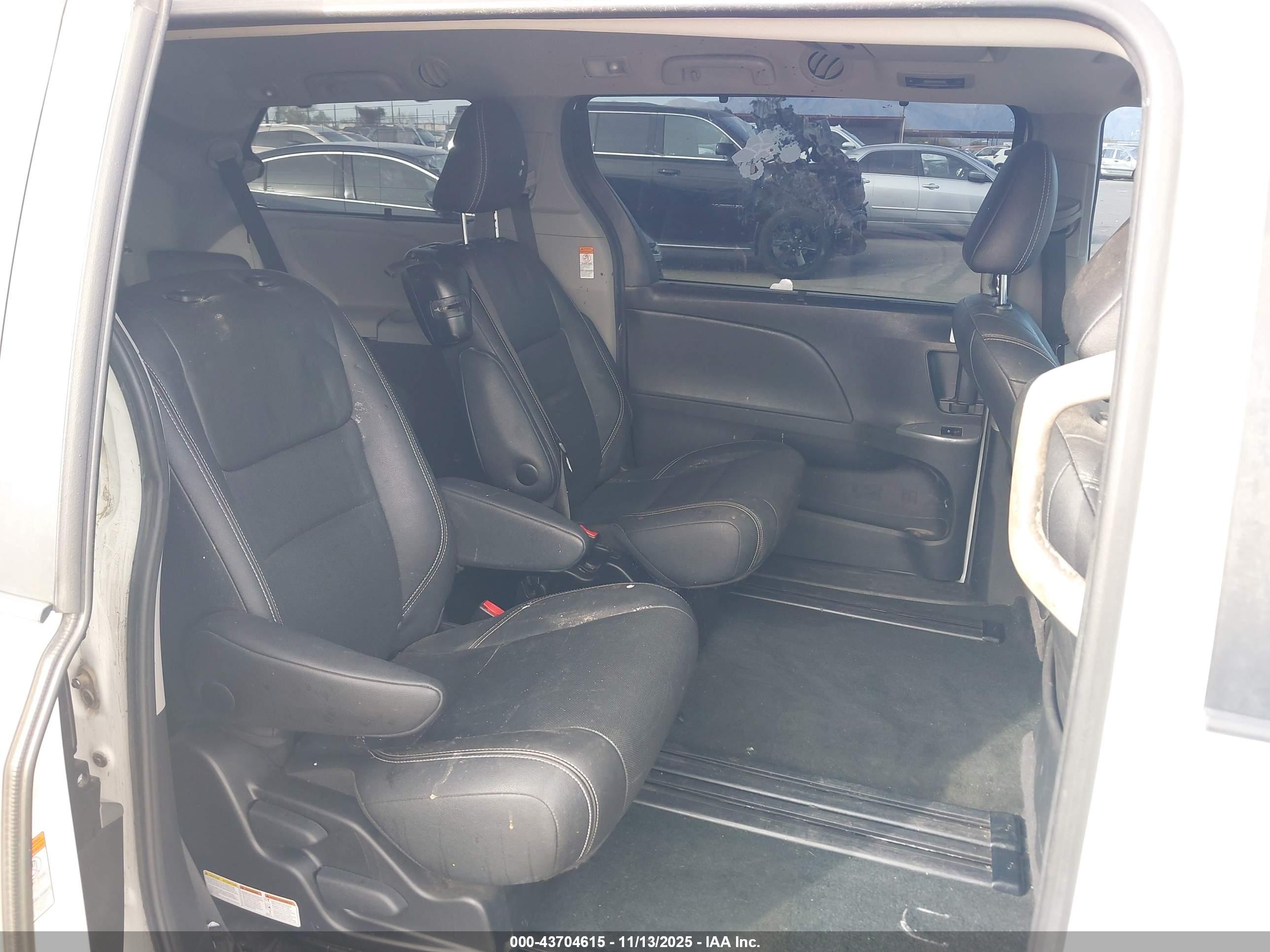 TOYOTA SIENNA image 8