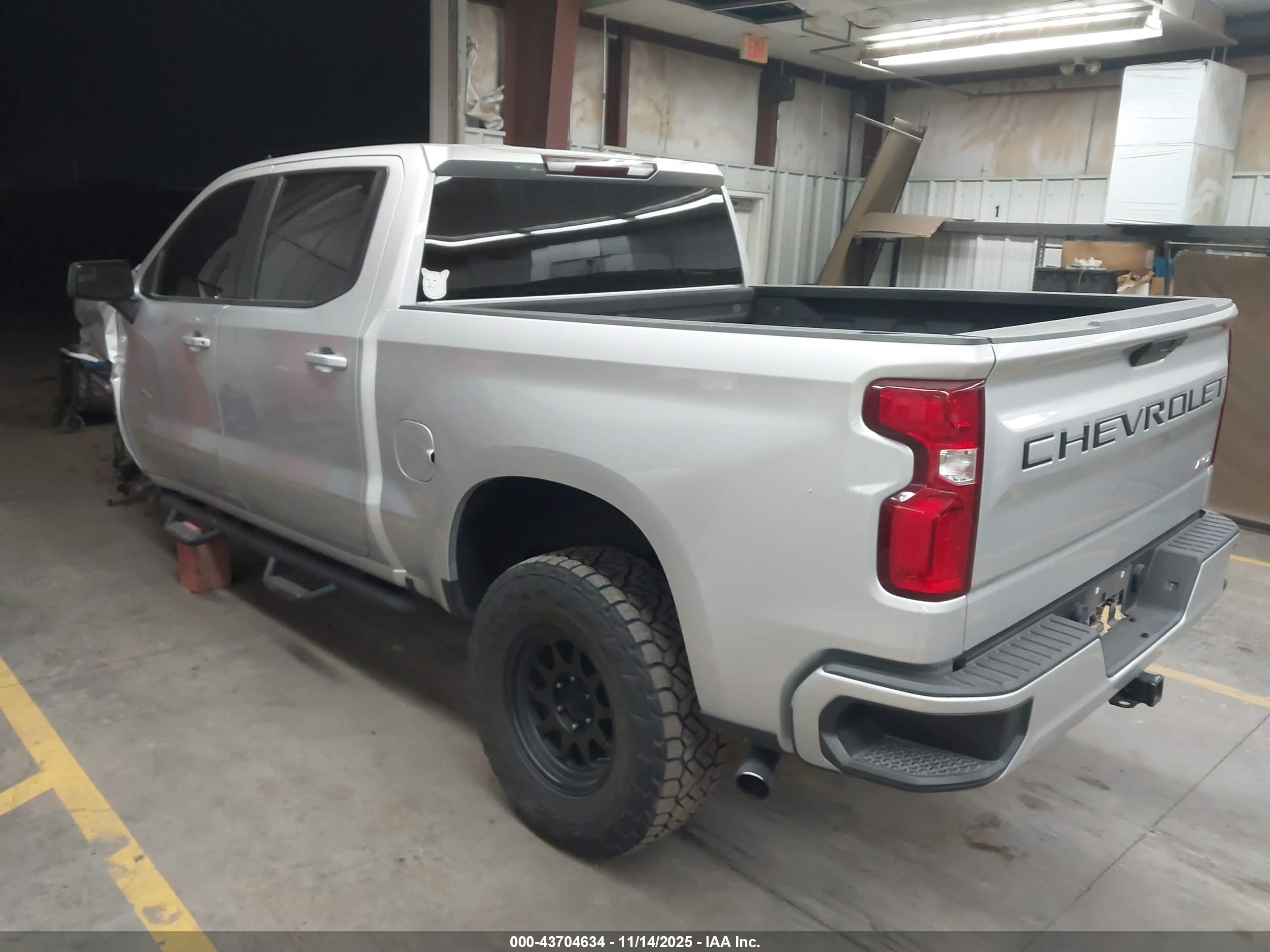 CHEVROLET SILVERADO image 3