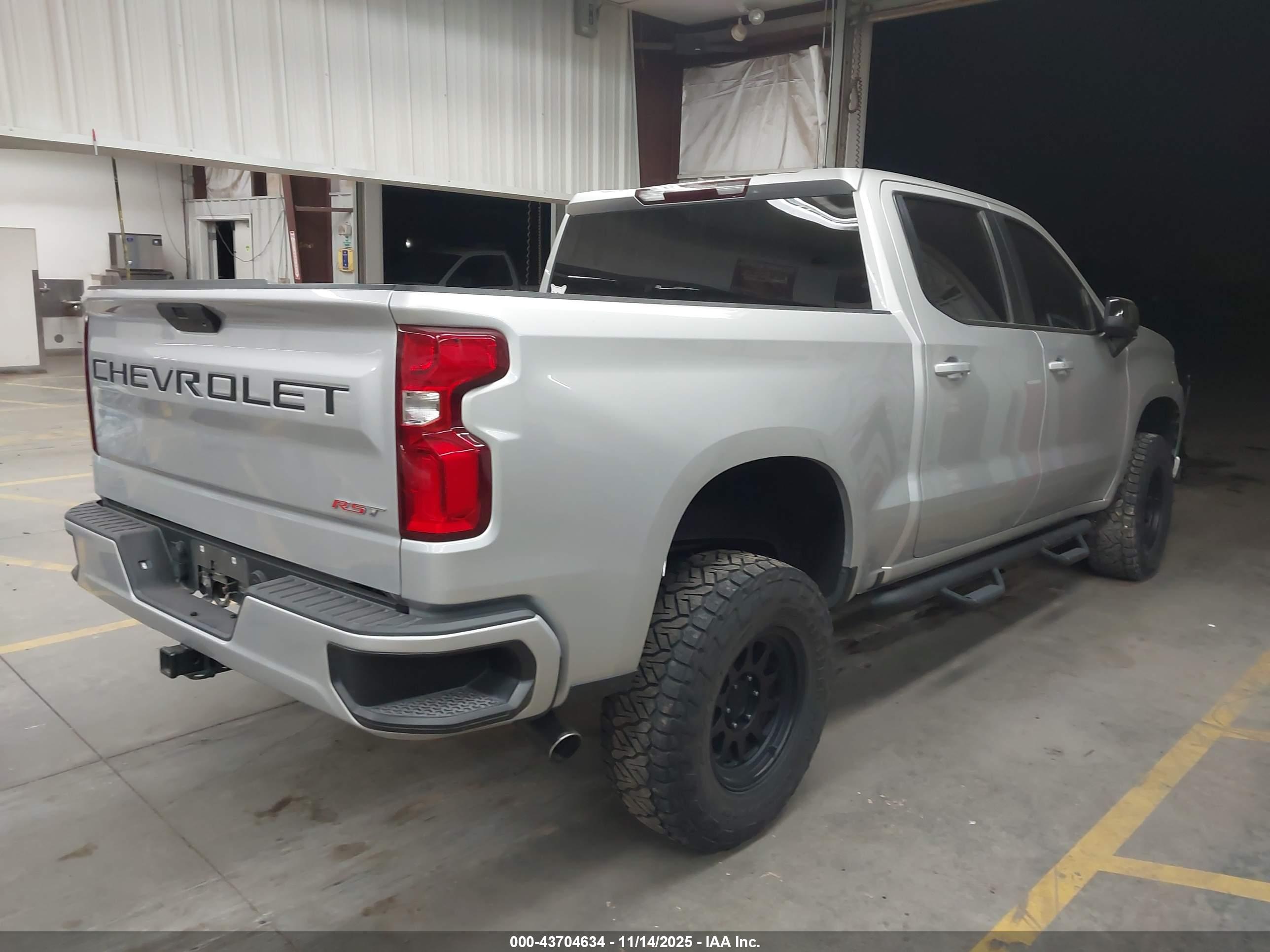 CHEVROLET SILVERADO image 4