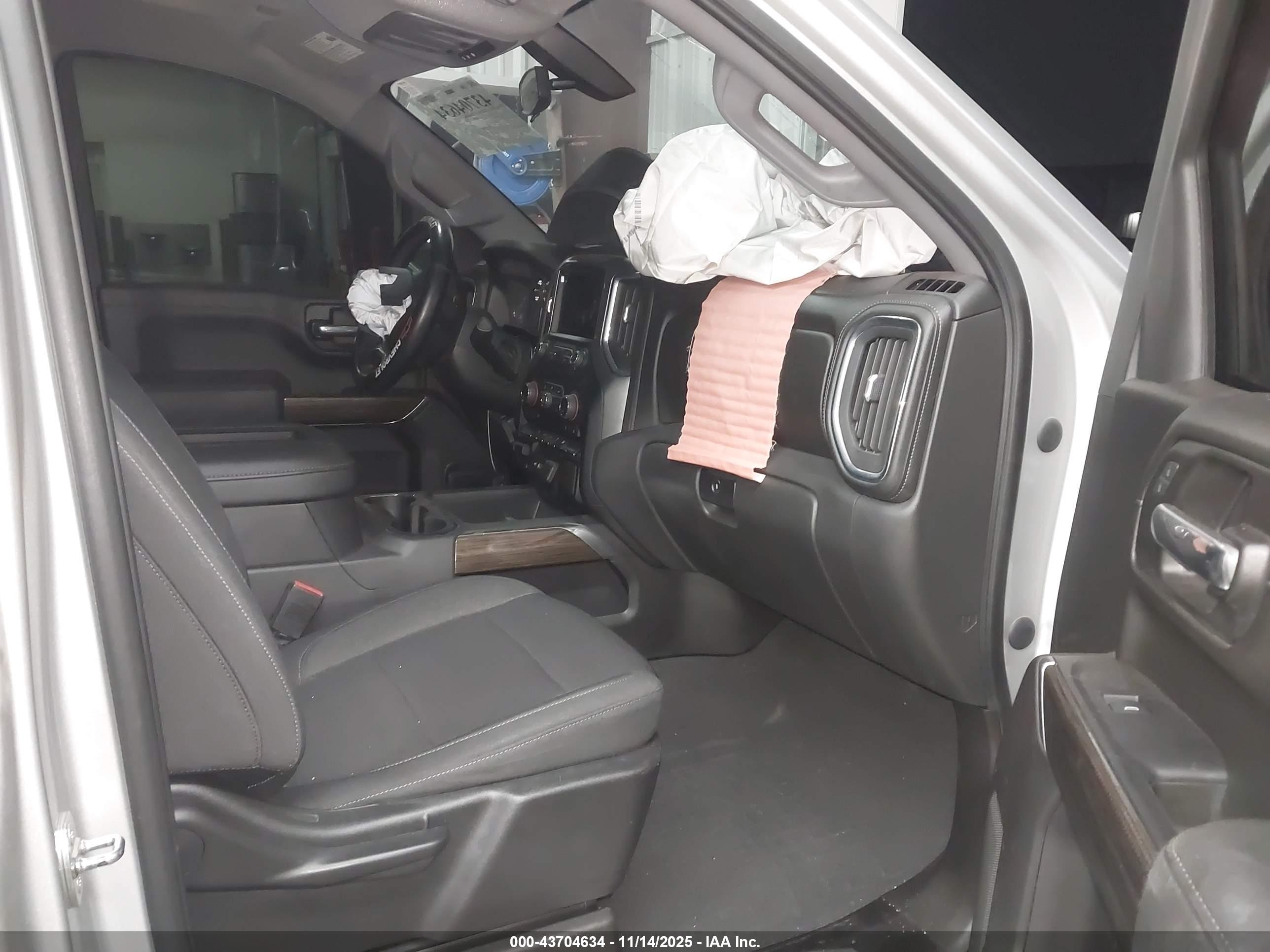 CHEVROLET SILVERADO image 5