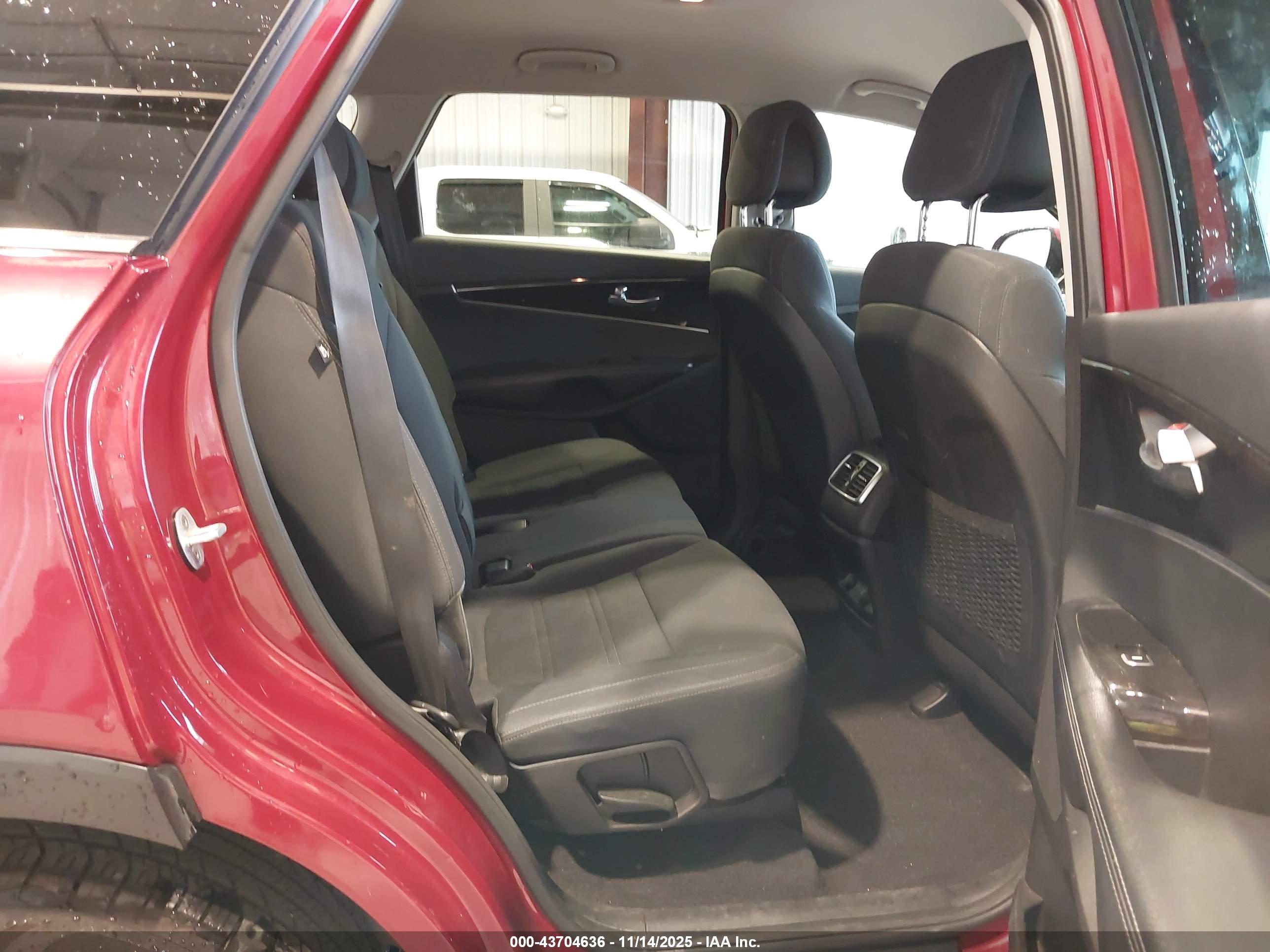 KIA SORENTO image 8