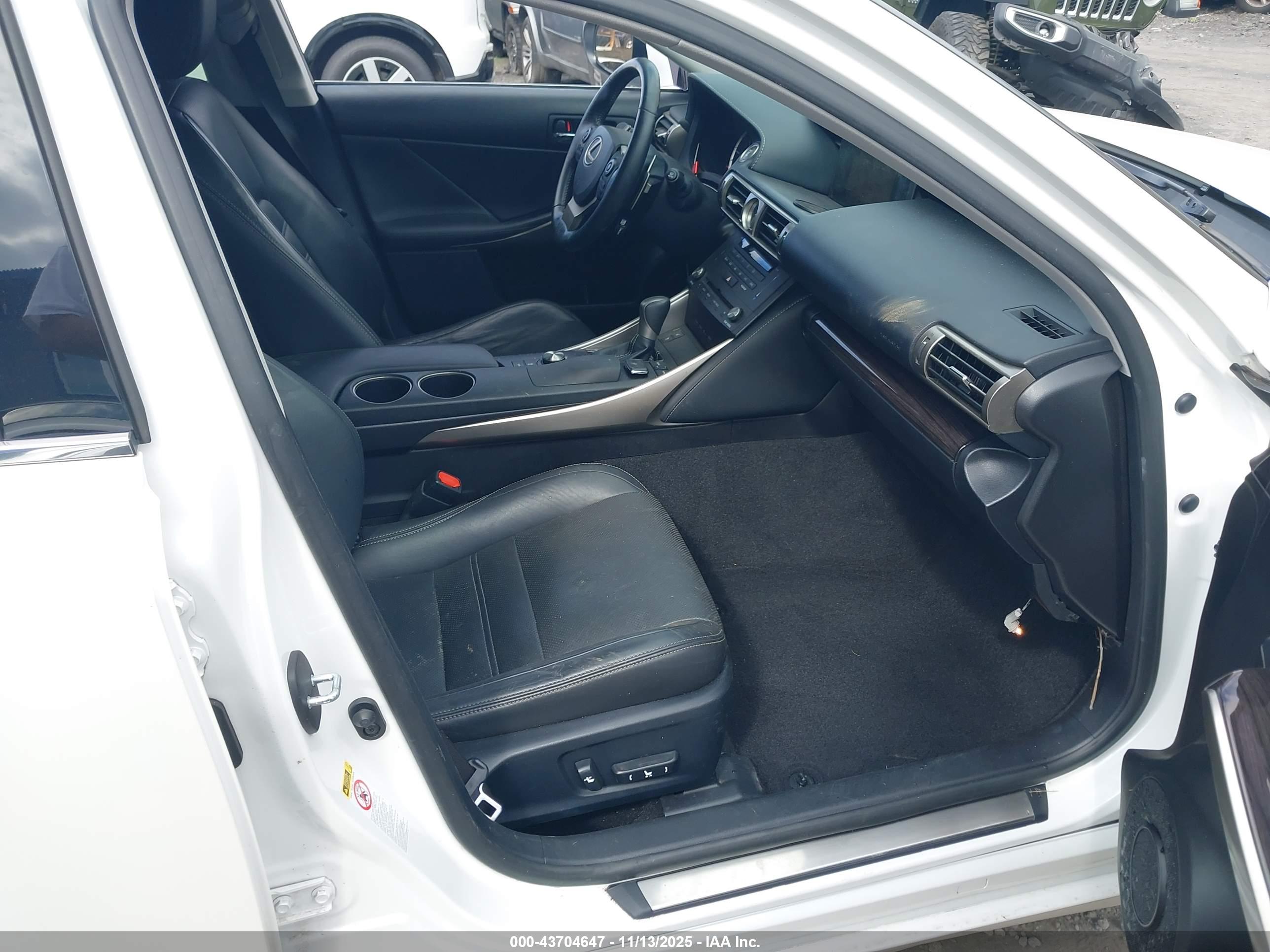 LEXUS IS image 5