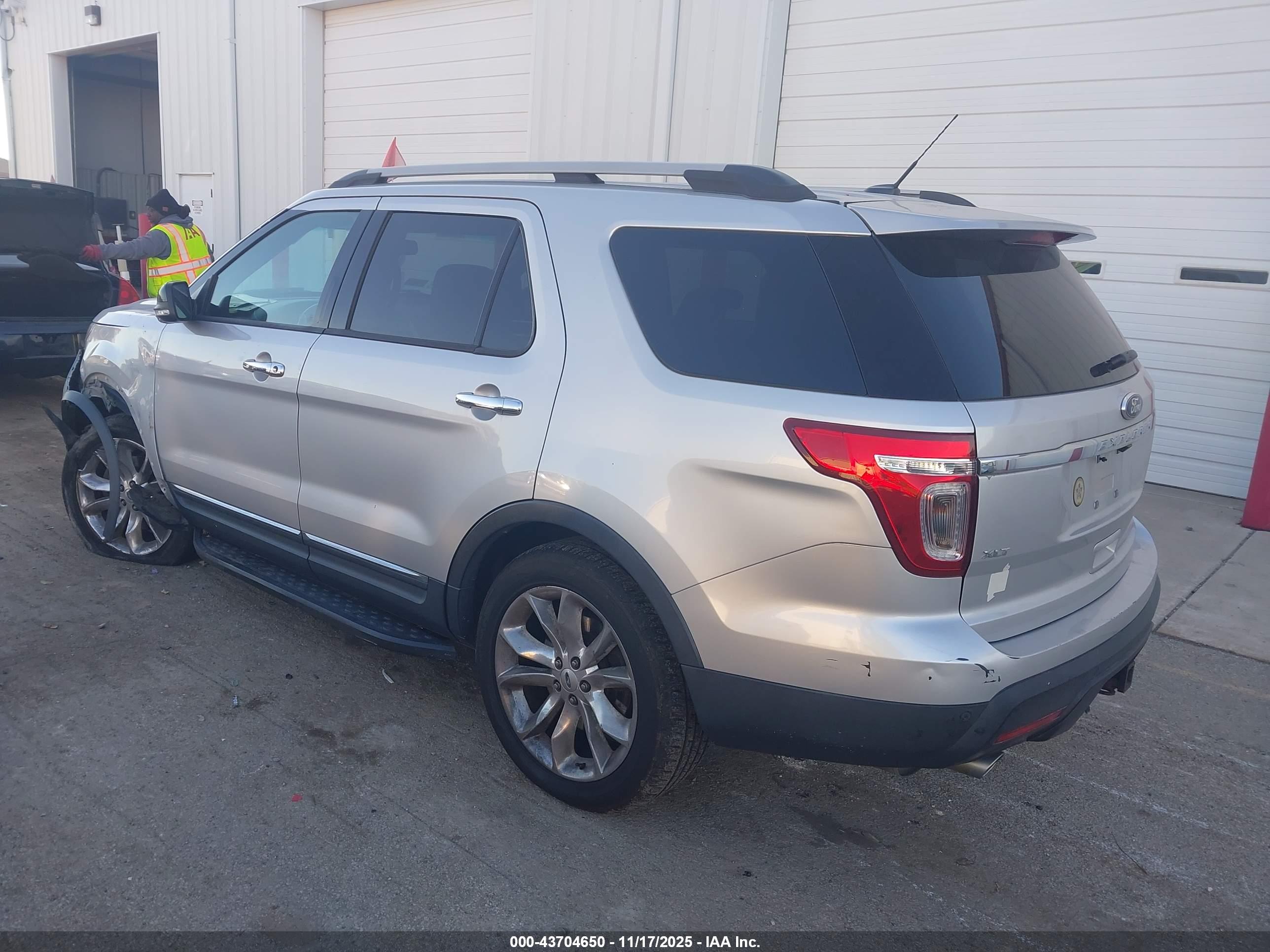 FORD EXPLORER image 3