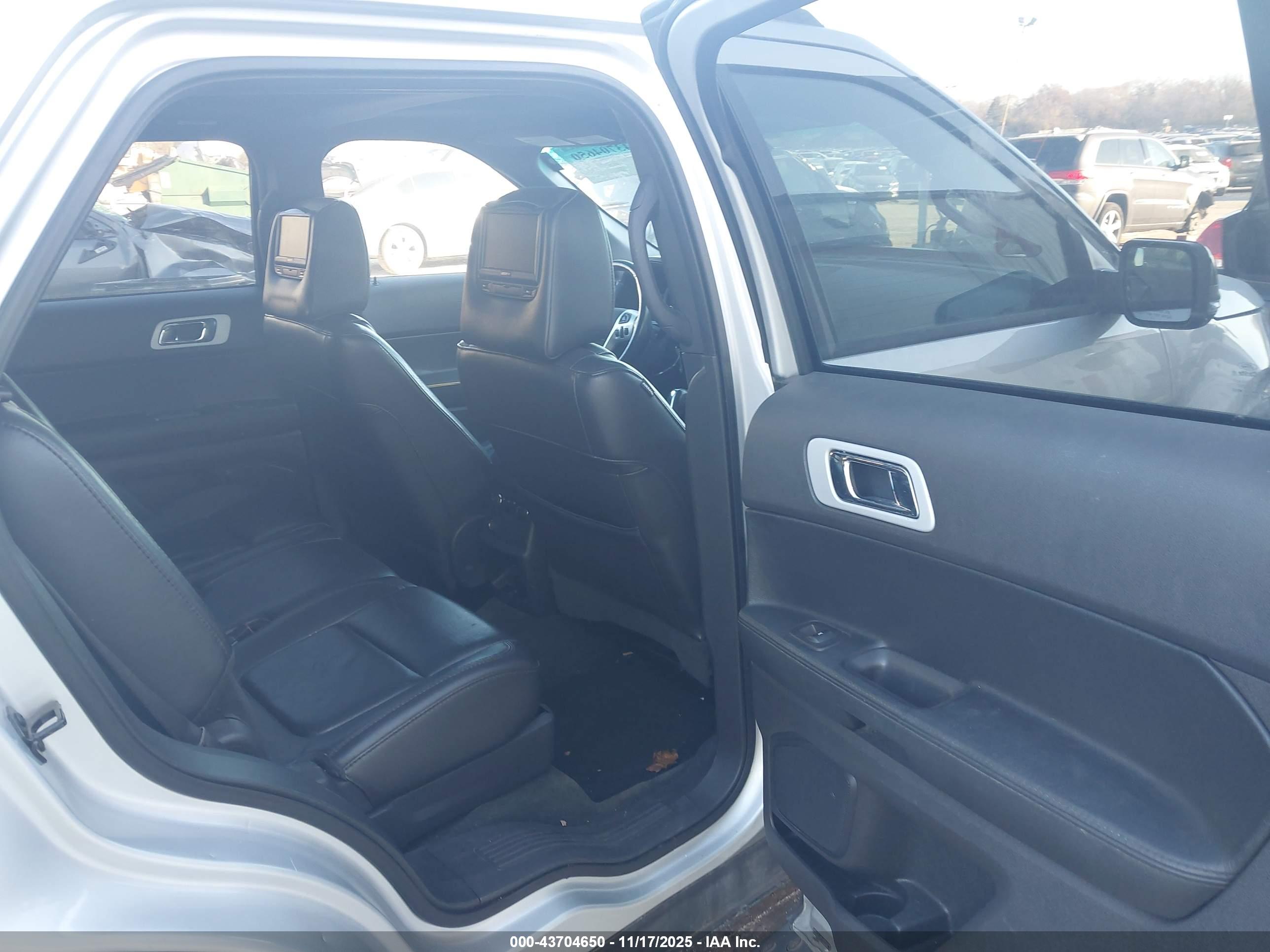 FORD EXPLORER image 8