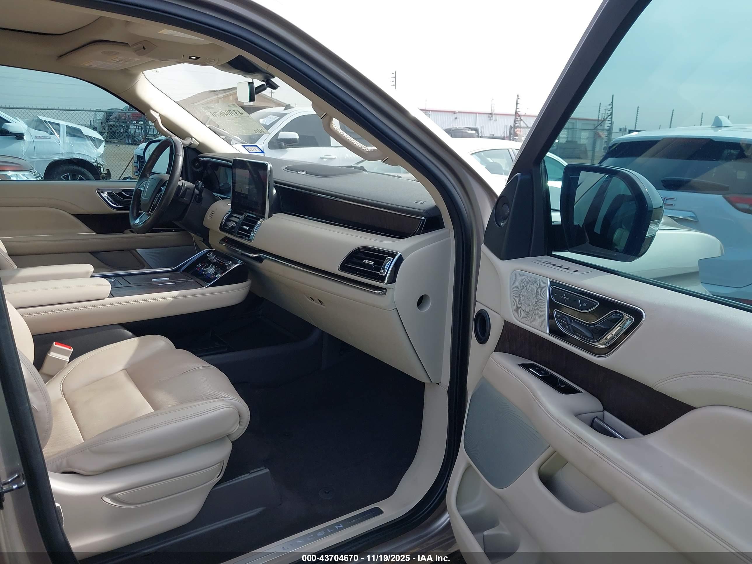 LINCOLN NAVIGATOR image 5