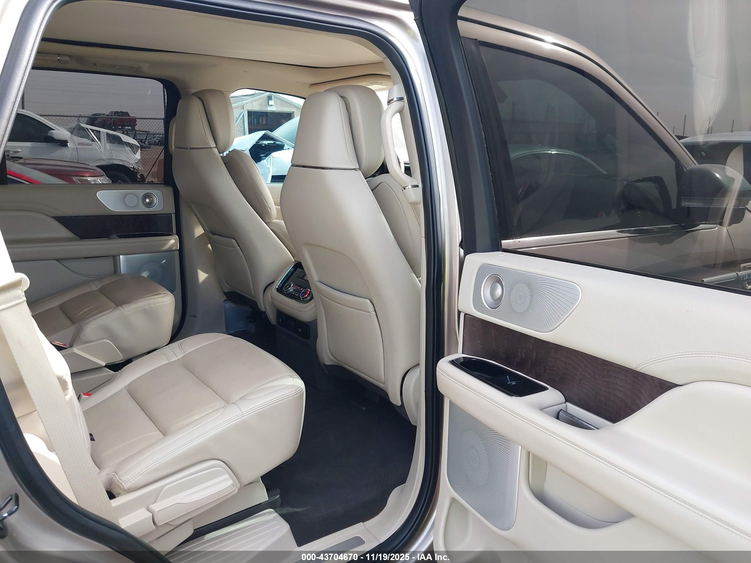 LINCOLN NAVIGATOR image 8