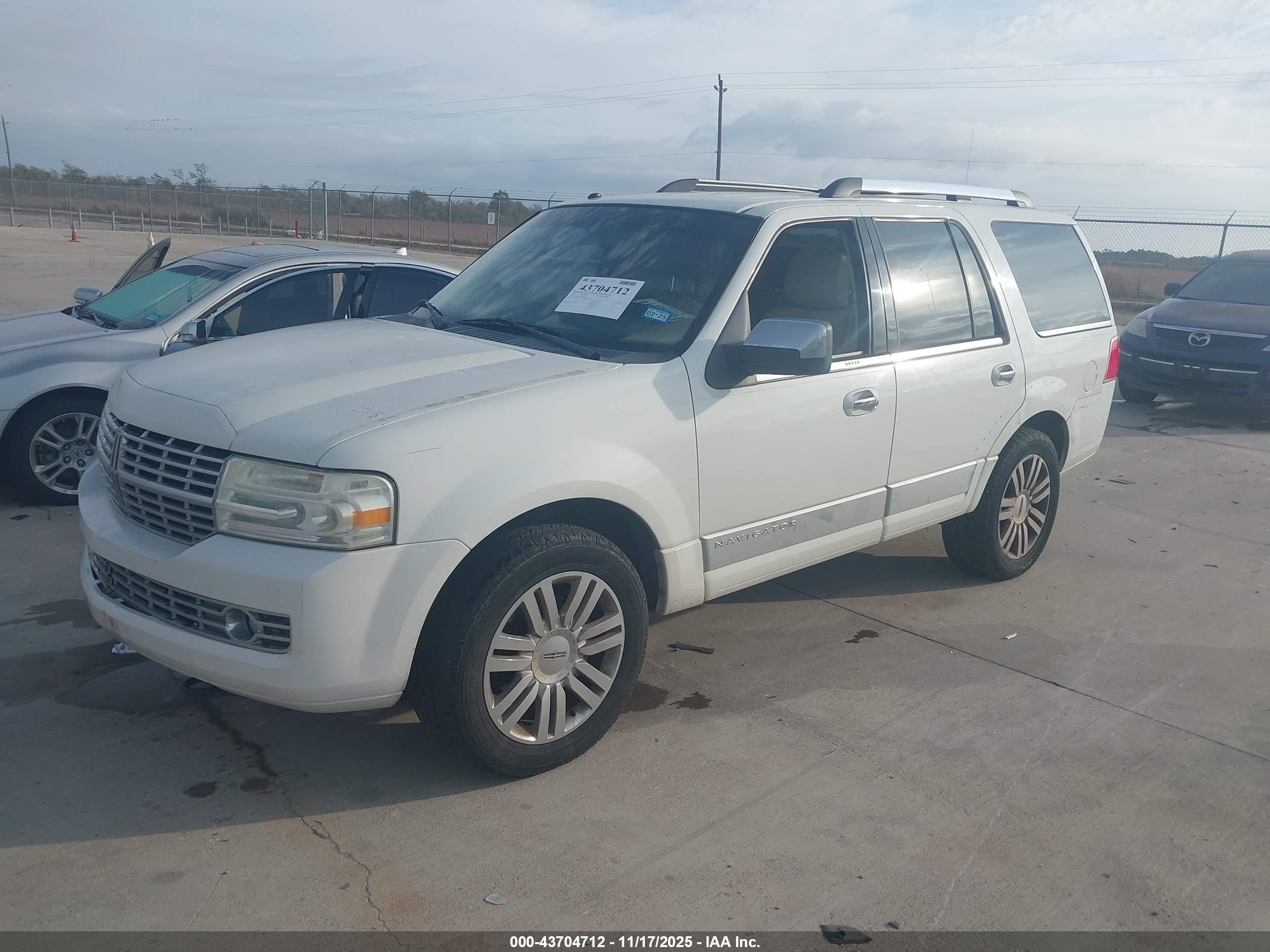 LINCOLN NAVIGATOR image 2