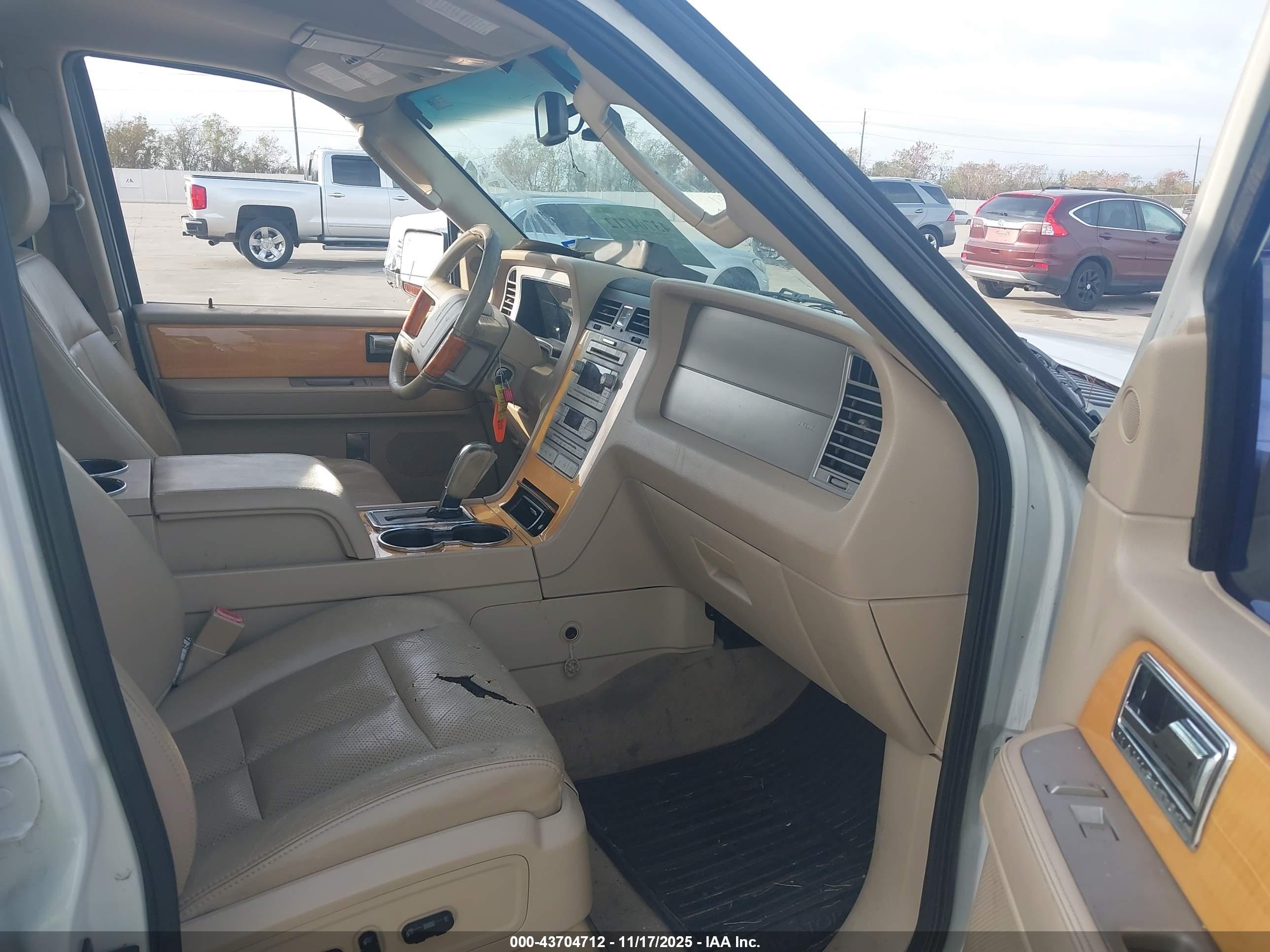 LINCOLN NAVIGATOR image 5
