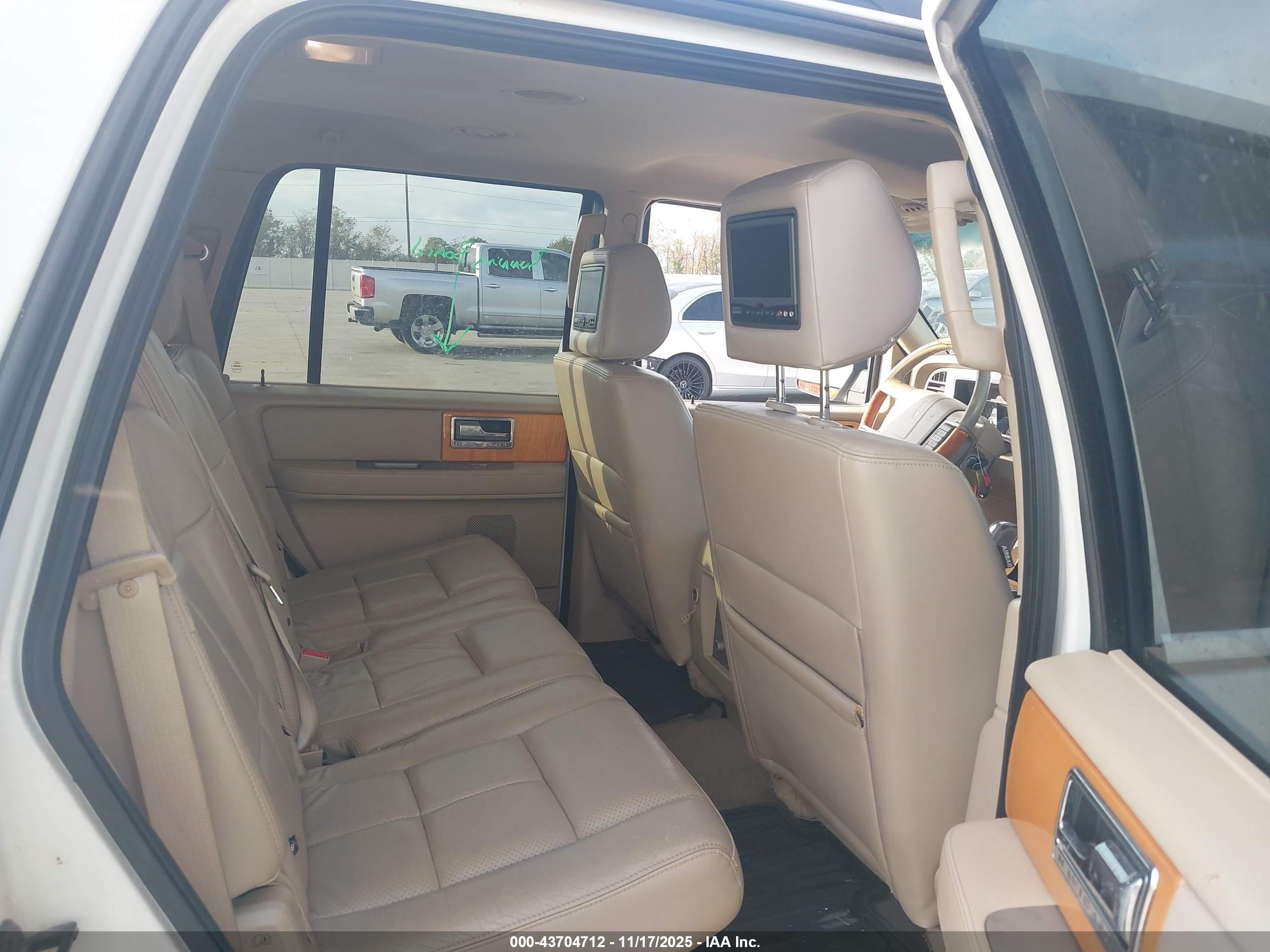 LINCOLN NAVIGATOR image 8