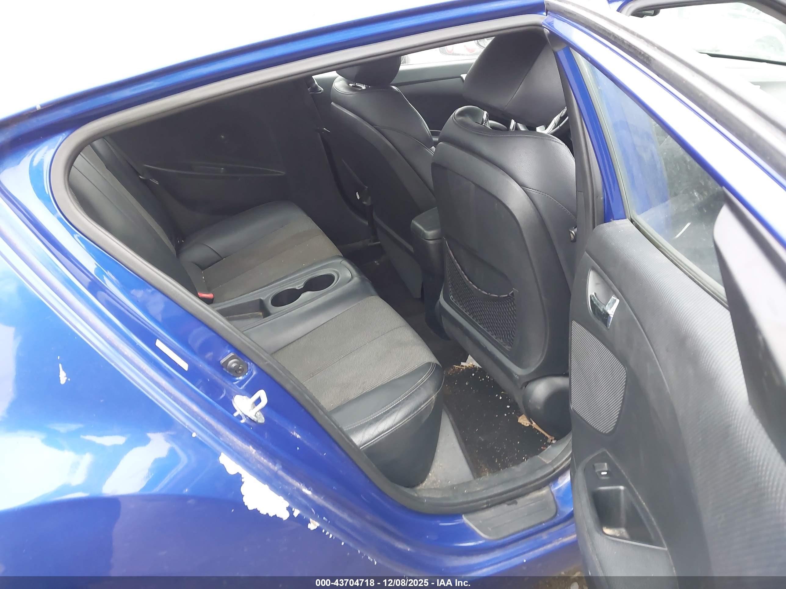 HYUNDAI VELOSTER image 8