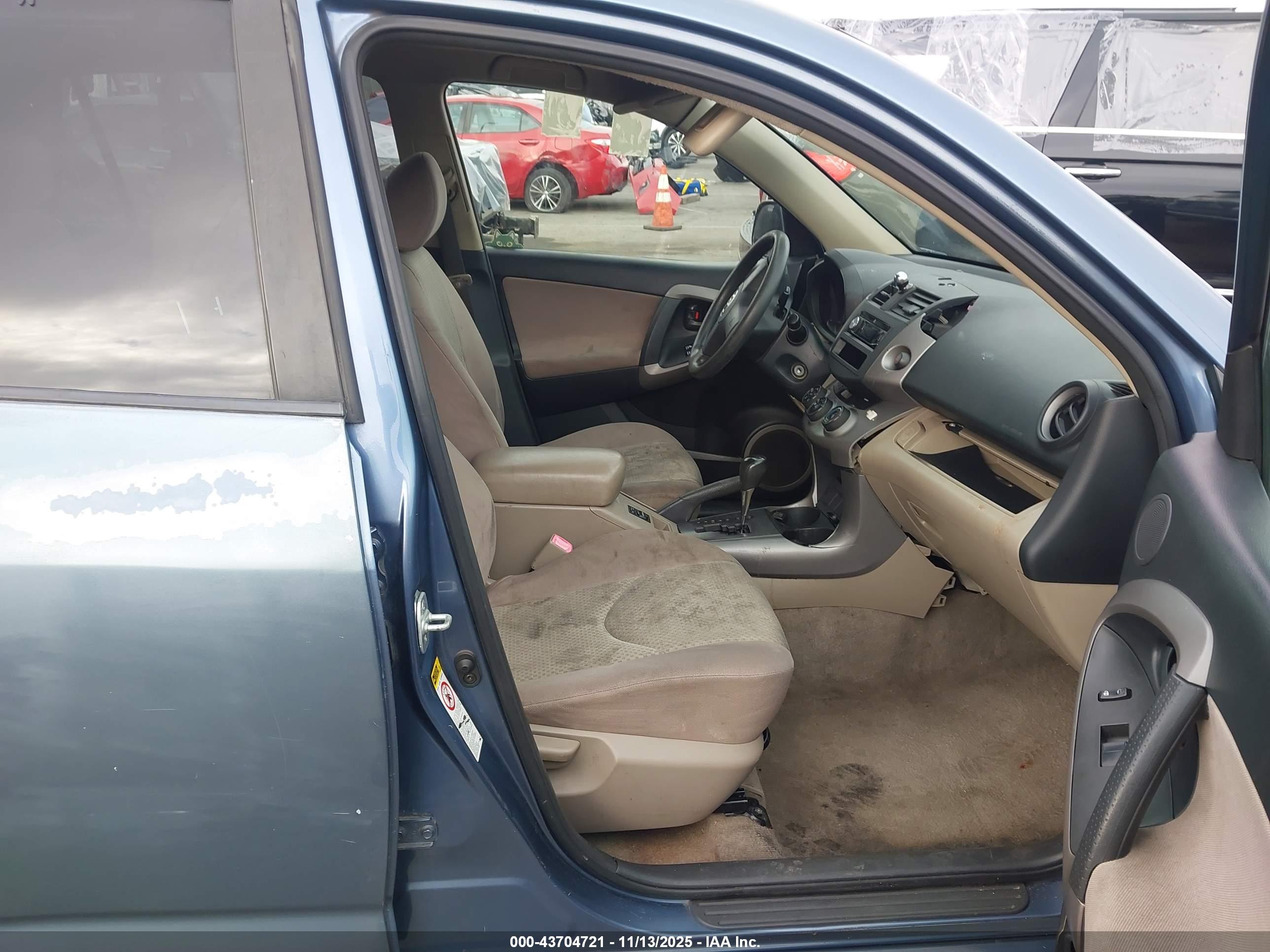 TOYOTA RAV4 image 5