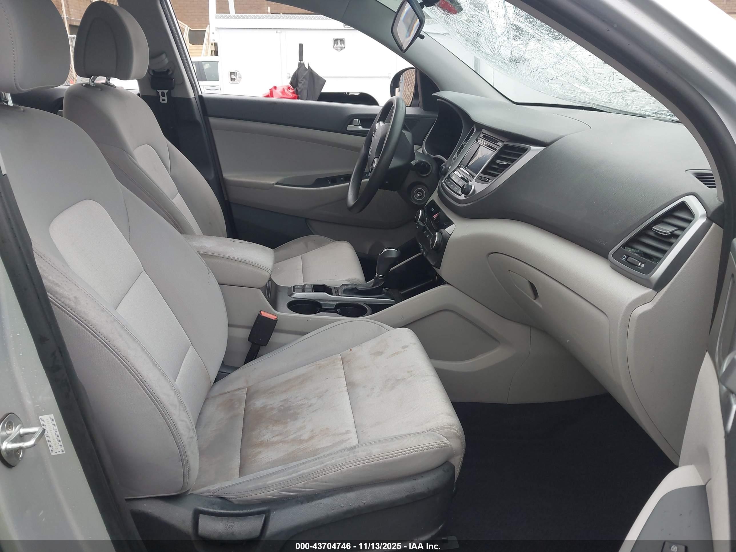 HYUNDAI TUCSON image 5