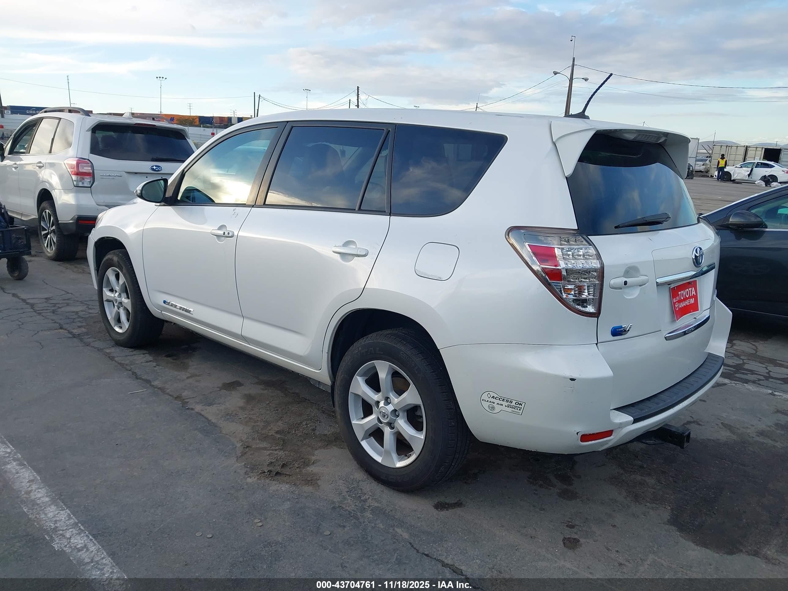 TOYOTA RAV4 image 3